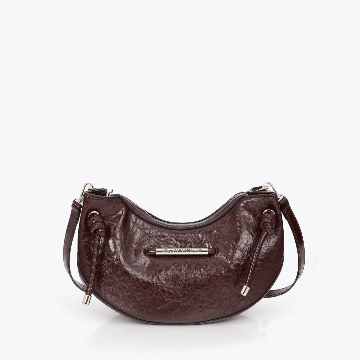 Bandolera de diseño media luna de la marca Lola Casademunt, modelo PARMA. Bolso perfecto para cualquier ocasión. Confeccionada en material de alta calidad color marrón, destaca por su detalle de tubo metálico troquelado con el logo. Bandolera Lola Casademunt PARMA, cómoda y versátil, cuenta con cierre de cremallera y correa ajustable. No te puede faltar!ALTO 15cm ANCHO 30cm PROFUNDIDAD 11cm