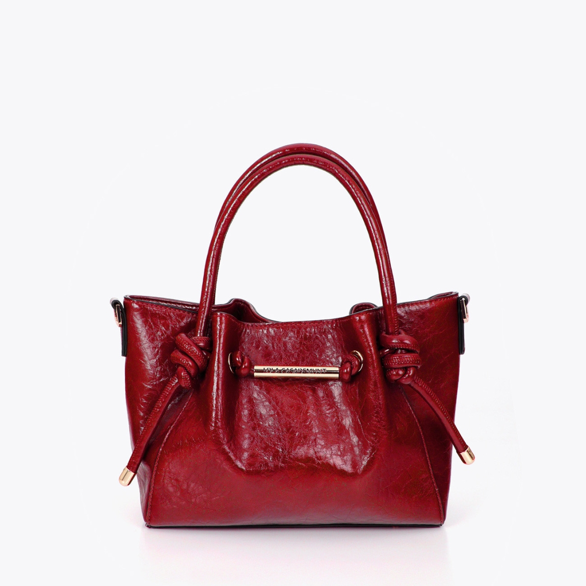 Bandolera elegante de la marca Lola Casademunt, modelo MAURI. Boldo con detalle de tubo metálico troquelado color rojo con el logo de Lola Casademunt. Diseño en material de alta calidad, cierre superior y correa ajustable para mayor comodidad. Bolso Lola Casademunt MAURI, es un accesorio versátil y sofisticado para cualquier outfit casual o formal.ALTO 20cm ANCHO 25cm PROFUNDIDAD 8cm