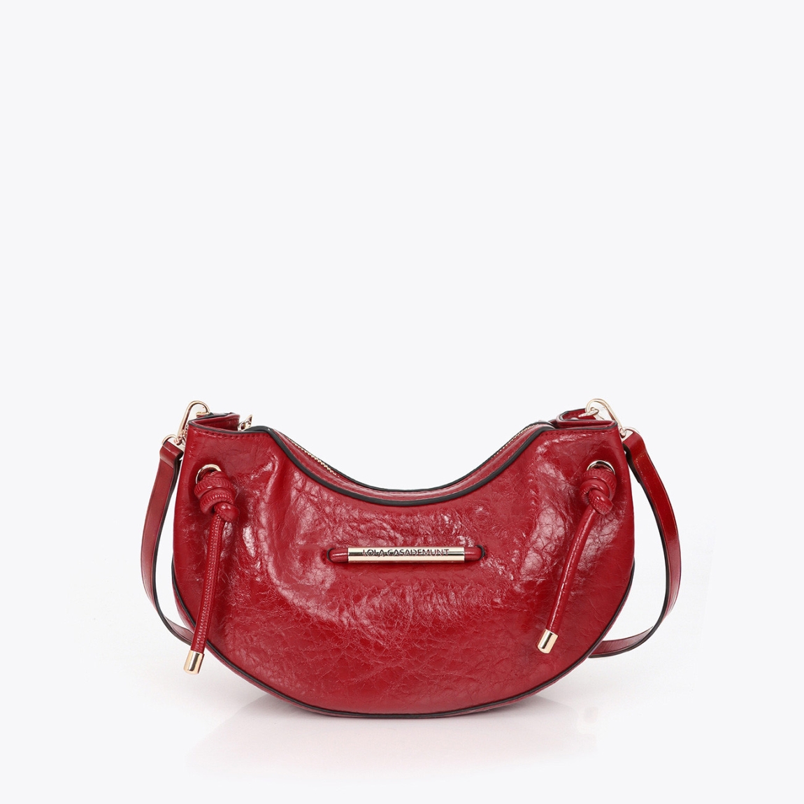 Bandolera de diseño media luna de la marca Lola Casademunt, modelo PARMA. Bolso perfecto para cualquier ocasión. Confeccionada en material de alta calidad color rojo, destaca por su detalle de tubo metálico troquelado con el logo. Bandolera Lola Casademunt PARMA, cómoda y versátil, cuenta con cierre de cremallera y correa ajustable. No te puede faltar!ALTO 15cm ANCHO 30cm PROFUNDIDAD 11cm