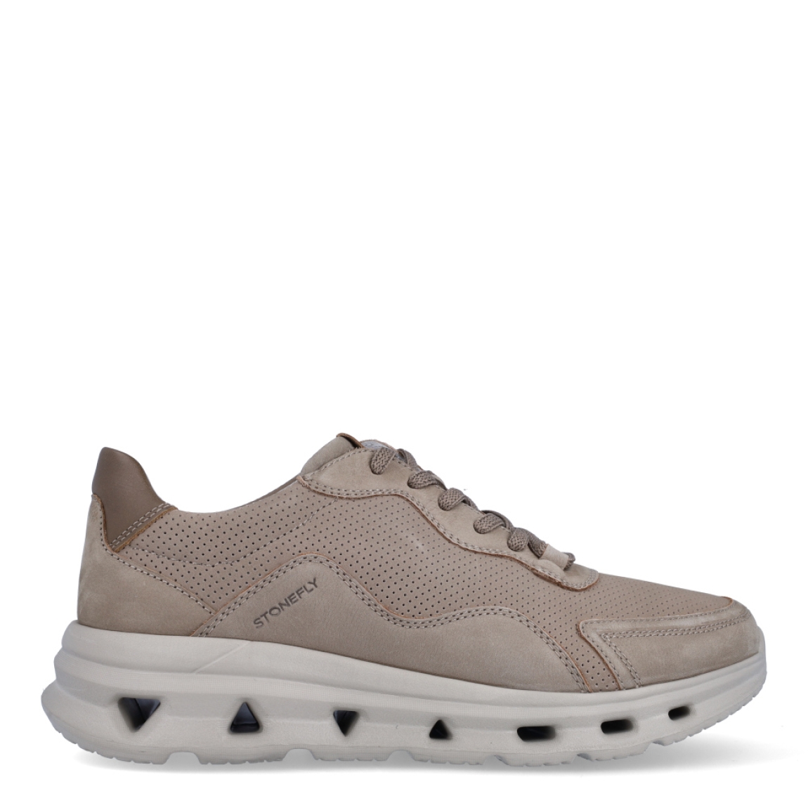Deportivas de la marca Stonefly, modelo THEO. Exterior en piel troquelada de color marrón. Lengüeta de licra. Interior en piel y textil de color blanco. Cierre con cordones. Suela de goma de 4 cm. Plantilla acolchada. La tecnologia Blusoft ofrece pasos suaves y ligeros, con un nivel ingualable de comodidad y amortiguación. Deportivas Stonefly casual para todos los días.