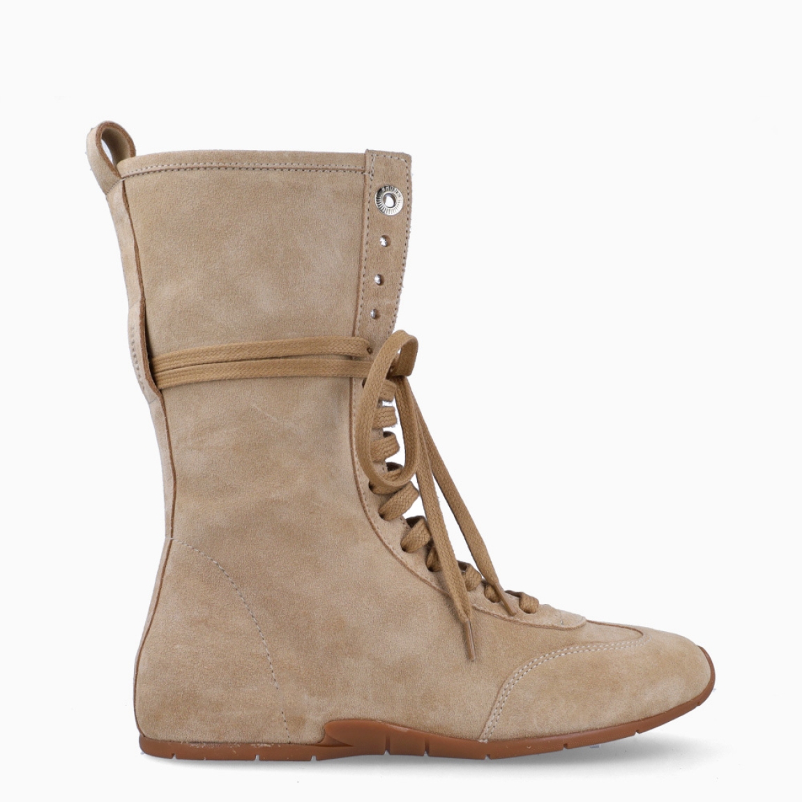 Botines de la marca Bronx, modelo BOXING. Exterior en ante color camel con punta redonda. Cierre con cordones cruzados en toda la pala. Interior en piel color camel. Suela de goma plana. Botines Bronx BOXING ideales para ti!