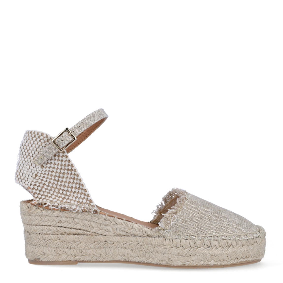 Alpargatas de la marca Itse, modelo KING. Exterior en textil color beig con punta redonda y flecos. Interior en piel color nude. Alpargatas Itse con cuña de 6cm de altura. Cierre con hebilla en tobillo. Estas Alpargatas KING son ideales para lucirlas esta temporada!