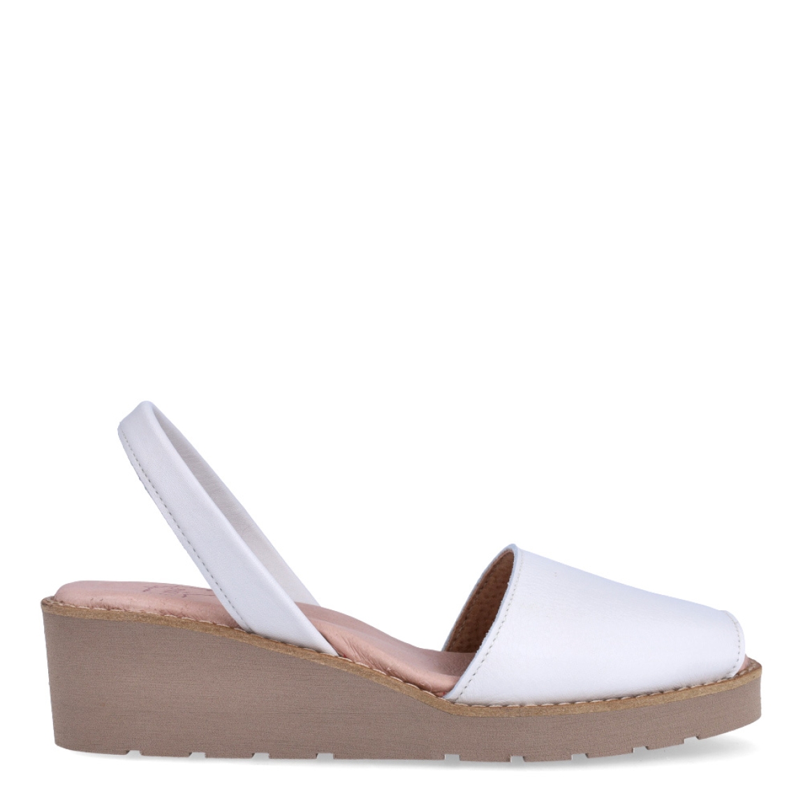 Albarca de la marca Munné, modelo FIONA. Albarcas elabroradas en piel color blanco y con cuña de 4cm de altura. Estas albarcas Munné FIONA son un complemento clásico para combinar con tus looks de temporada y disfrutar de una comodidad máxima.
