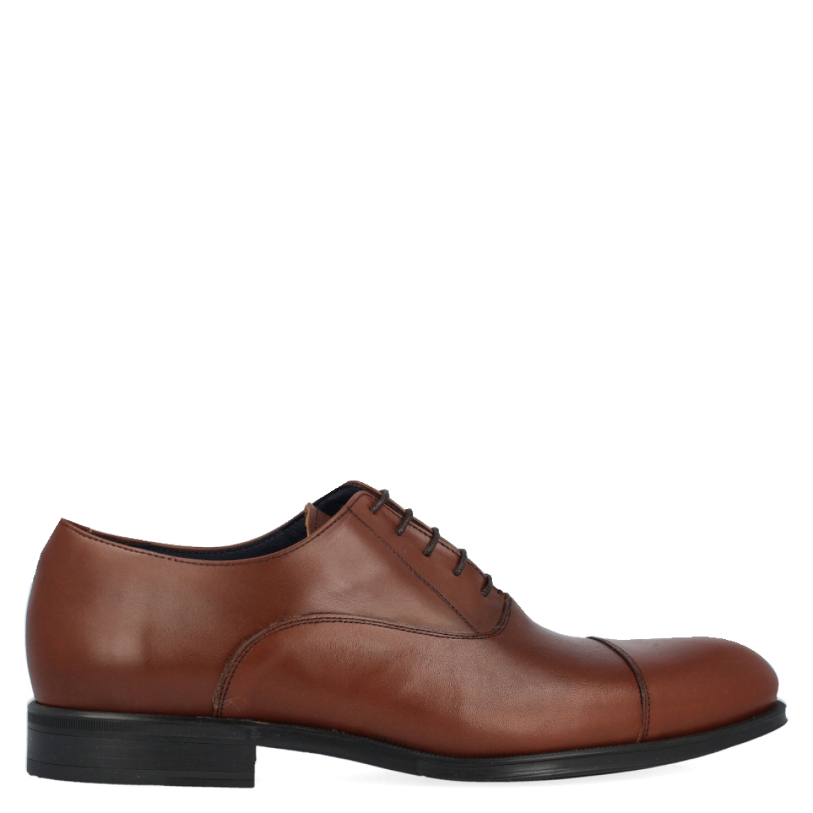 Blucher de la marca Keep Honest, modelo 0401. Exterior del blucher de piel de color cuero. Interior del blucher de piel de color negro. Cierre del blucher con cordones. Blucher con tacón de 2,5 cm, incluyendo 1 cm de plataforma. Blucher con plantilla muy acolchada. El blucher de Keep Honest, modelo 0401, es un calzado ligero y muy cómodo.
