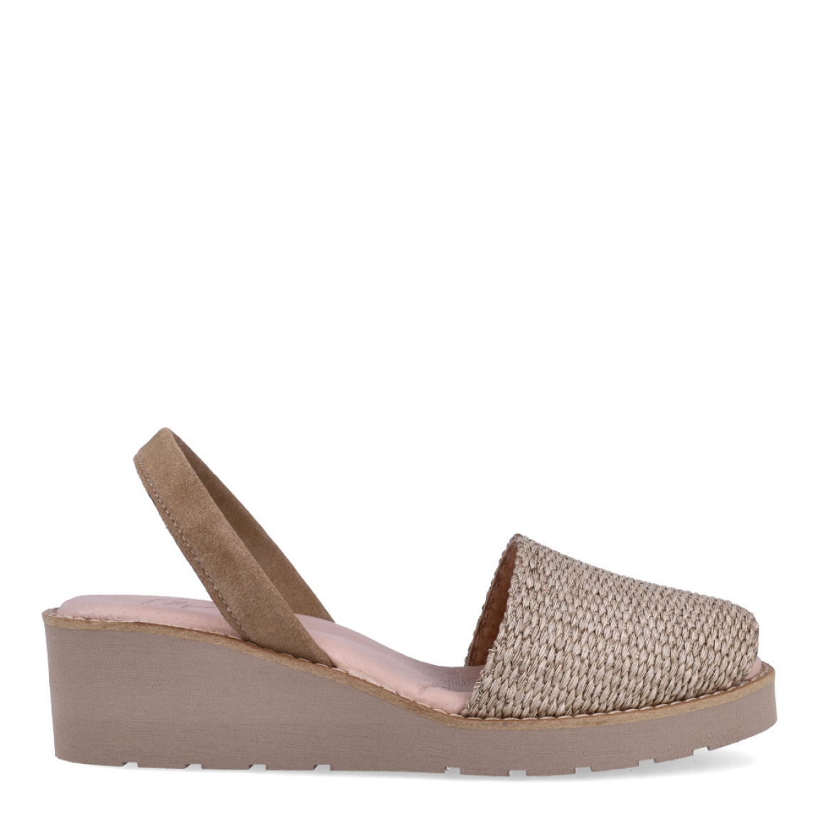 Albarca de la marca Munné, modelo FIONA. Albarcas elabroradas en piel trenzada color taupe y con cuña de 4cm de altura. Estas albarcas Munné FIONA son un complemento clásico para combinar con tus looks de temporada y disfrutar de una comodidad máxima.