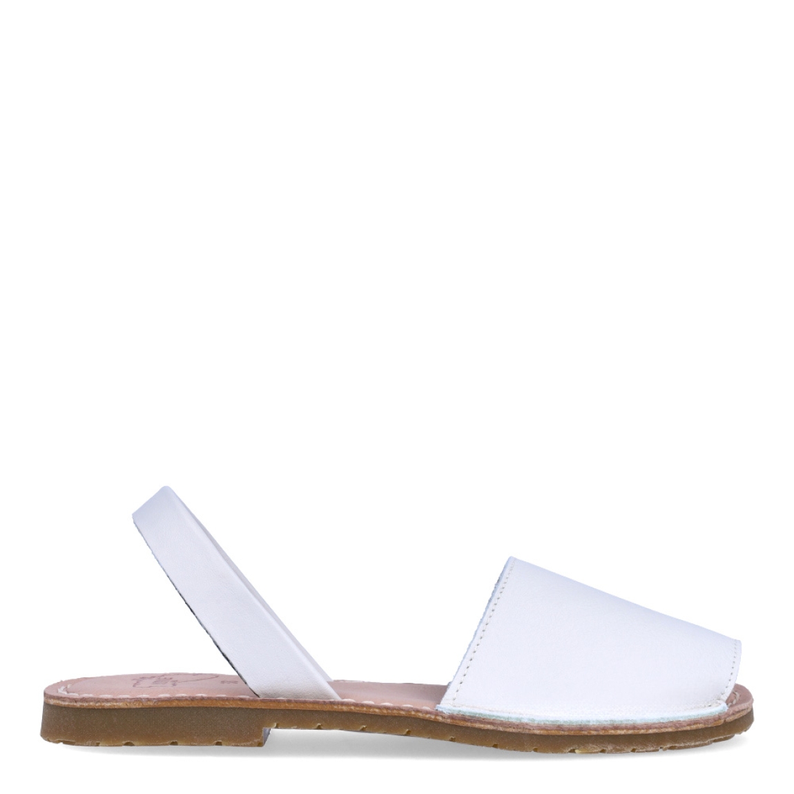 Albarca de la marca Munné, modelo MENORCA. Albarcas claásicas elaboradas en piel color blanco con plantilla acolchada y suela plana. Estas albarcas Munné MENORCA son un complemento ideal para combinar tus looks de temporada y disfrutar de una comodidad máxima.