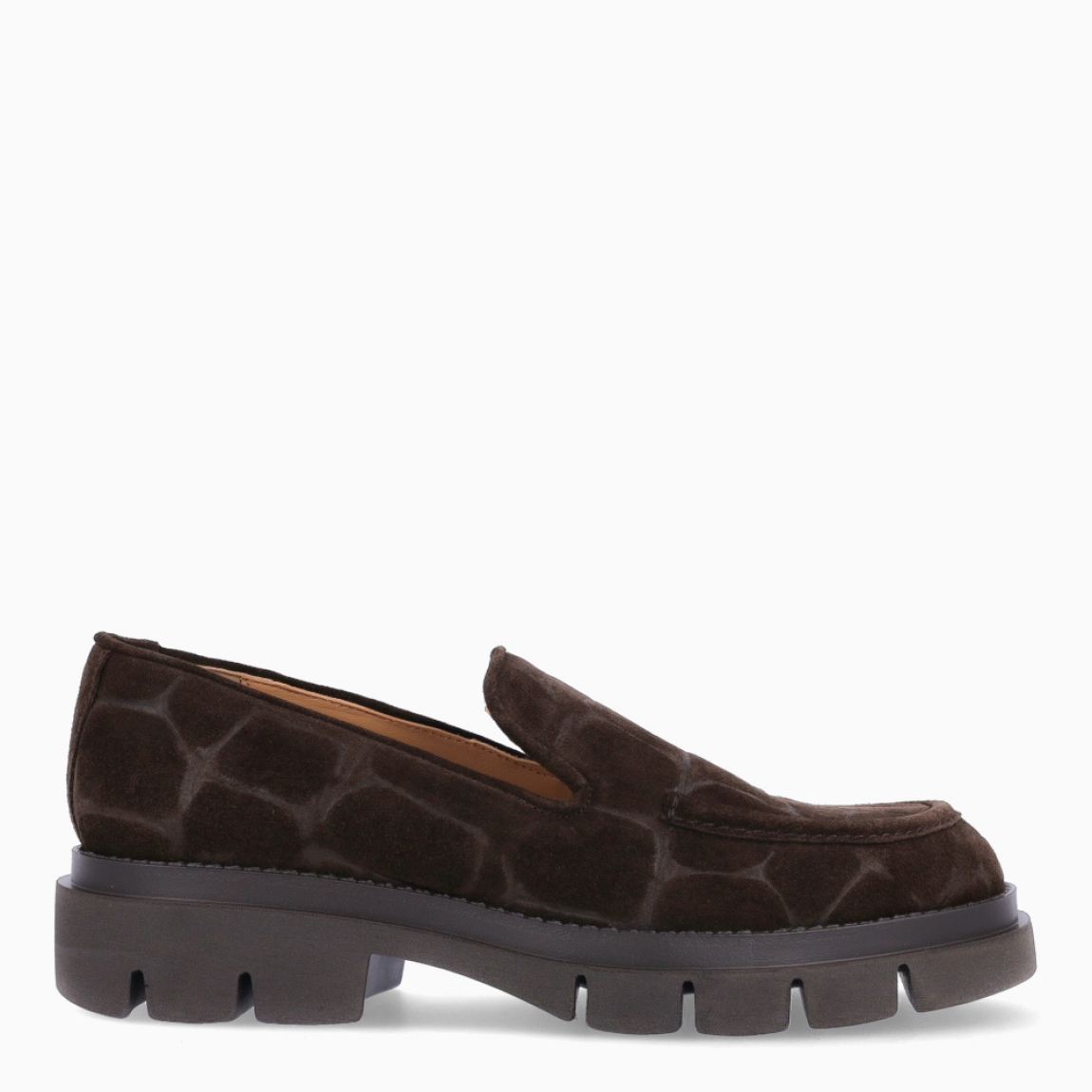 Mocasines clásicos de la marca Munné, modelo ARALIA. Mocasines con acabado en efecto cocodrilo en tono marrón chocolate. Mocasines Munné con un estilo contemporáneo que combina elegancia con aire moderno y urbano. Mocasines Munné destacad por su suela dentada gruesa, con un pequeño tacón integrado que estiliza ligeramente la silueta sin renunciar a la comodidad. Mocasines Munné ARALIA, un complemento versátil y sofisticado, perfecto para dar un toque actual tanto a looks de oficina como a estilismos más casual.
