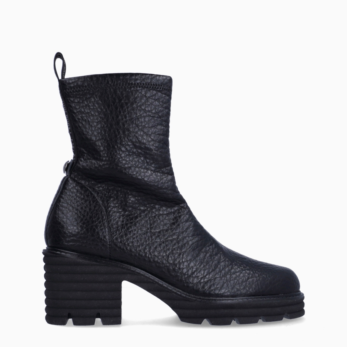 Botines sin costura de la marca Munné, modelo ABANTO. Botines elaborados en piel color negro. Botines adaptables para el día a día, que brinda la mayor comodidad en cada paso. Botines Munné con tacón con una cuña de 6cm de altura. Estos botines Munné ABANTO son ideales para ti!