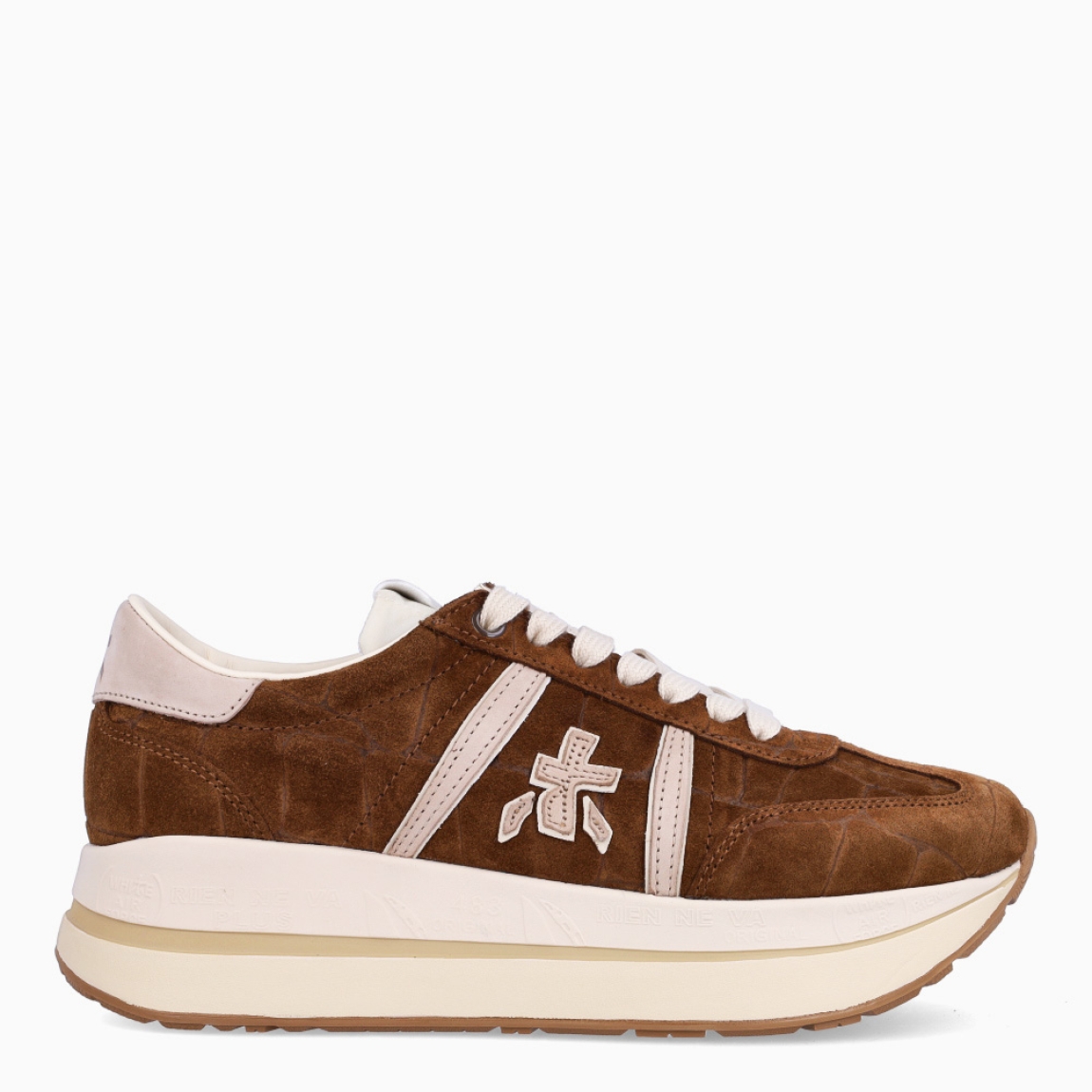 Deportiva de la marca Premiata, modelo BETH. Exterior de la deportiva en naylon color marrón con detalle de logo en blanco. Interior de la deportiva de piel de color blanco. Cierre de la deportiva con cordones blancos. Deportiva con suela de goma, con 4 cm de plataforma. Deportiva con plantilla acolchada para garantizar la máxima comodidad en cada paso. La deportiva de Premiata modelo BETH es una deportiva muy cómoda para el día a día con la que seguro que marcarás estilo y tendencia.