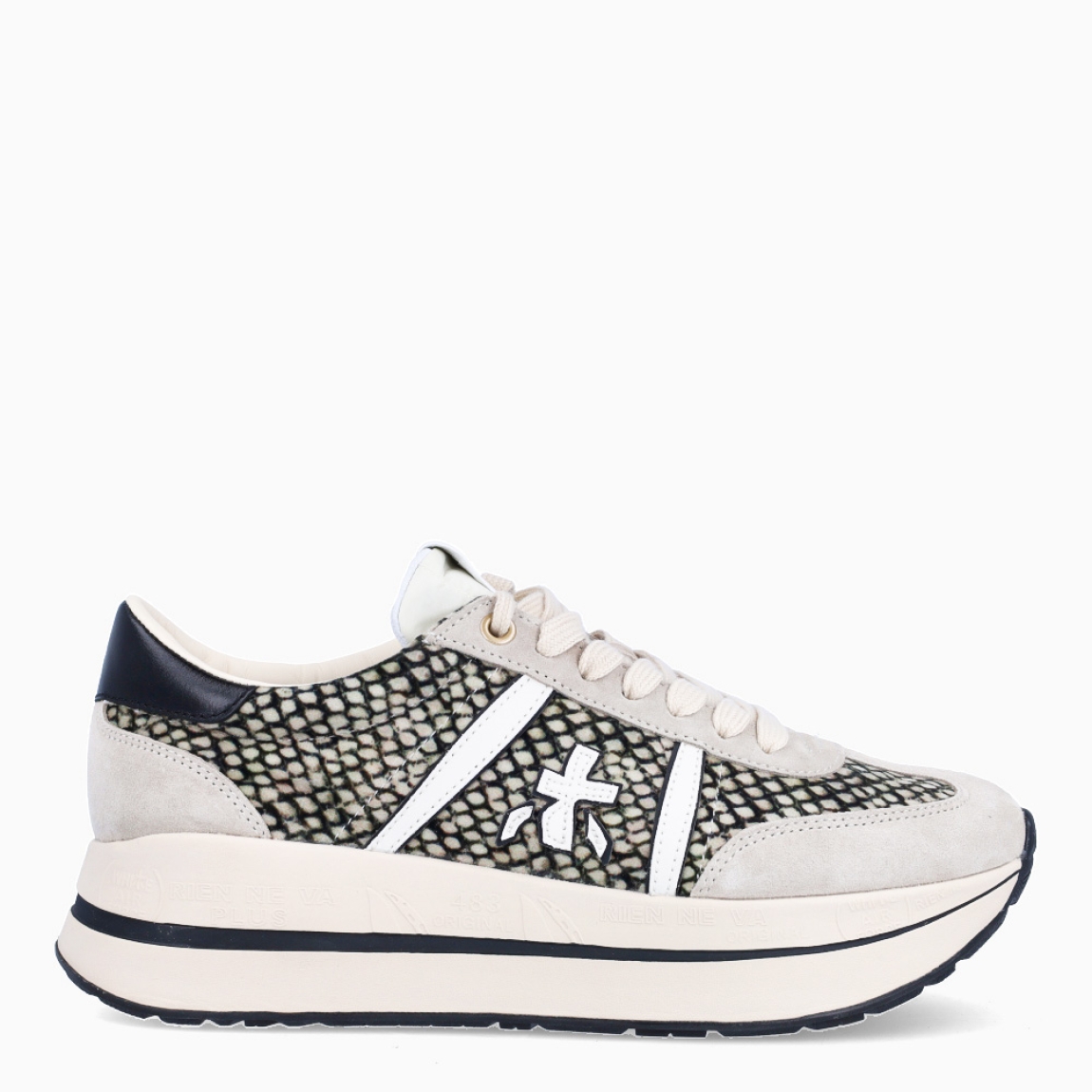 Deportiva de la marca Premiata, modelo BETH. Exterior de la deportiva en textil color beig con detalle de logo en blanco y malla negra. Interior de la deportiva de piel de color blanco. Cierre de la deportiva con cordones blancos. Deportiva con suela de goma, con 4 cm de plataforma. Deportiva con plantilla acolchada para garantizar la máxima comodidad en cada paso. La deportiva de Premiata modelo BETH es una deportiva muy cómoda para el día a día con la que seguro que marcarás estilo y tendencia.