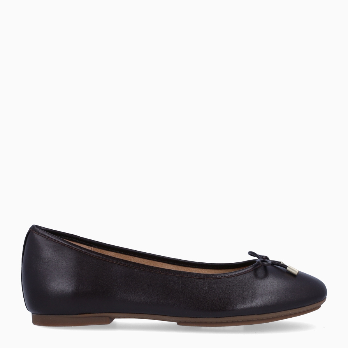 Bailarinas de la marca Fitflop, modelo DELICATO BOW. Exterior en piel color marrón oscuro con detalle de lazo en pala y punta redonda. Interior en piel color beig. Suela plana de goma. Estas bailarina DELICATO BOW Fitlflop son un complemento clásico e ideal para crear looks con elegancia y comodidad.