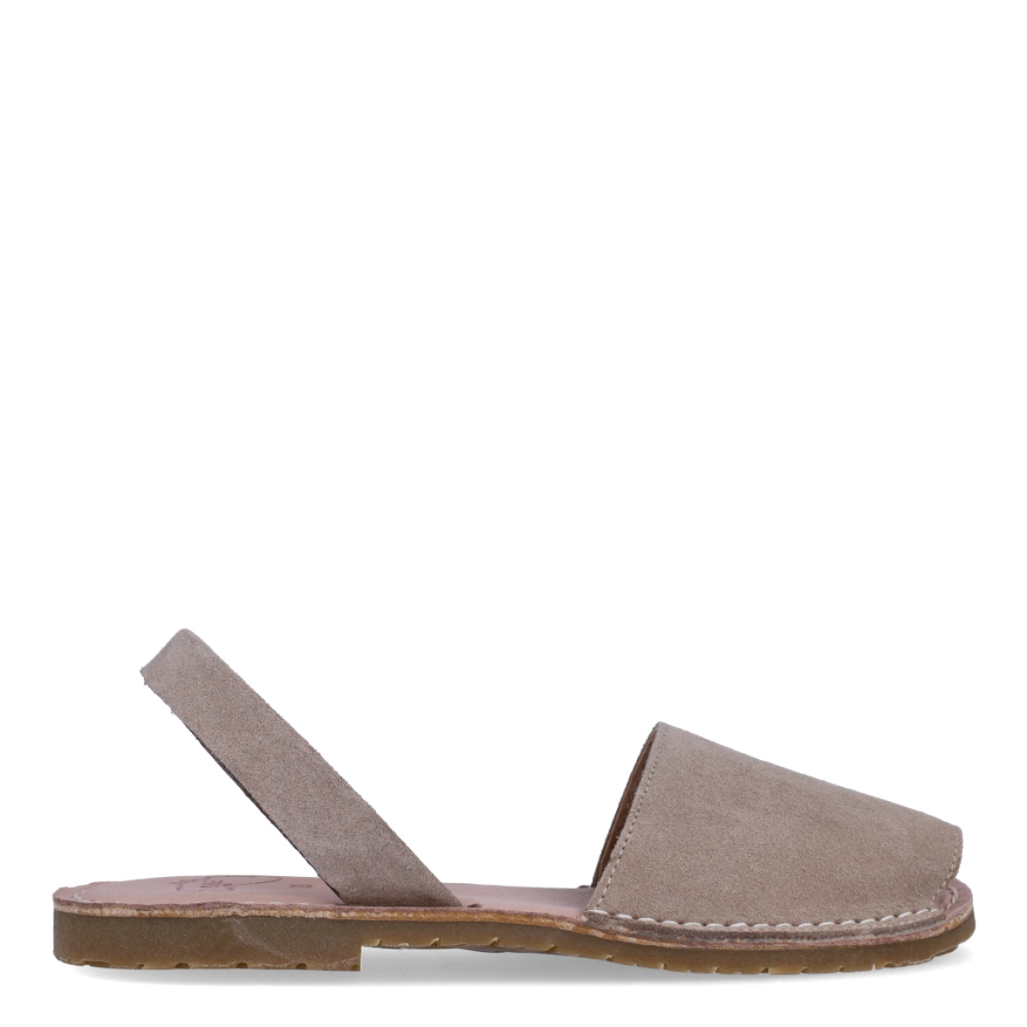 Albarca de la marca Munné, modelo JHUL. Albarcas clásicas elaboradas en ante color beig con plantilla acolchada y suela plana. Estas albarcas Munné MENORCA son un complemento ideal para combinar tus looks de temporada y disfrutar de una comodidad máxima.
