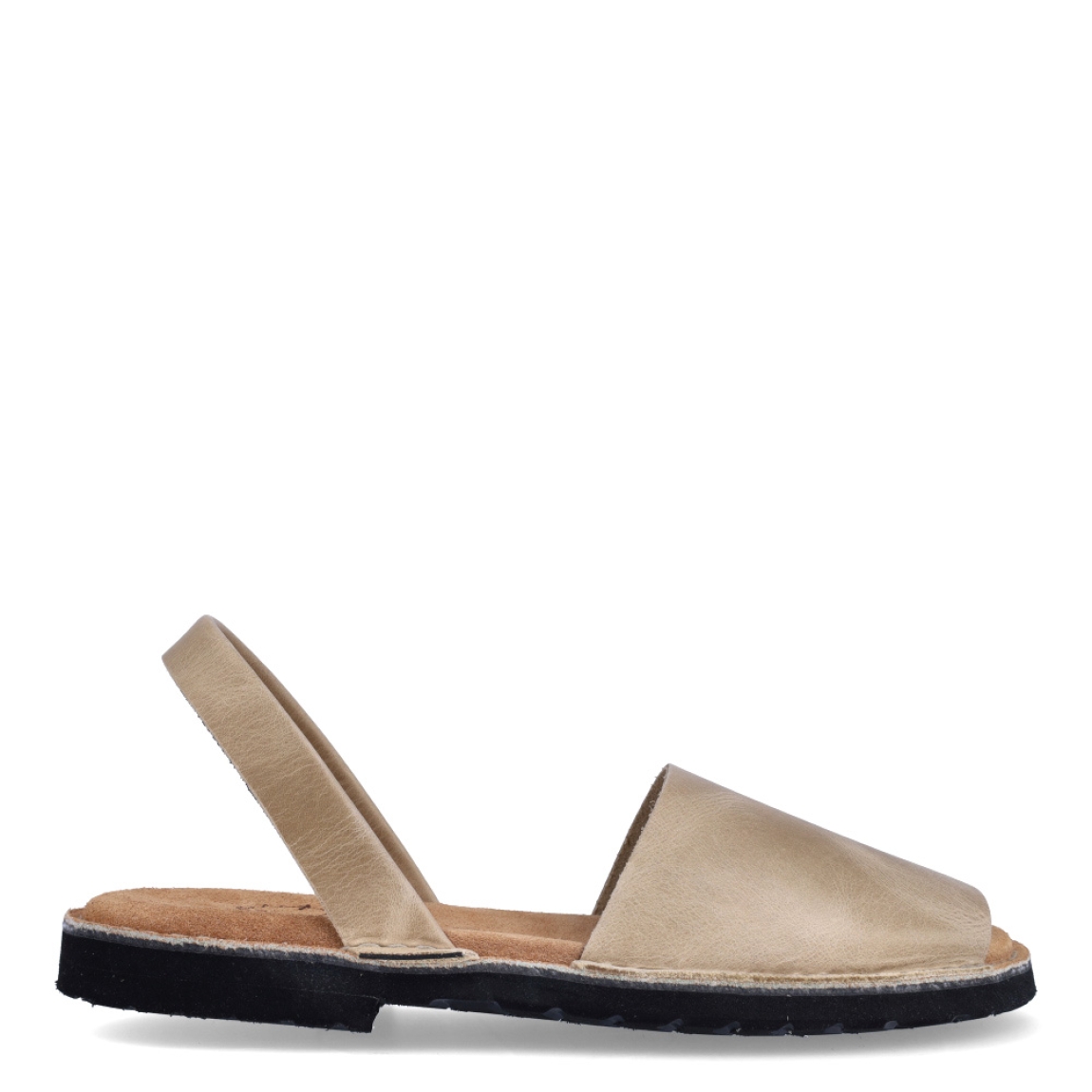 Albarcas de la marca Munné, modelo MENORCA. Albarcas clásicas elaboradas en piel color beig con plantilla acolchada y suela plana. Estas albarcas Munné MENORCA son un complemento ideal para combinar tus looks de temporada y disfrutar de una comodidad máxima.