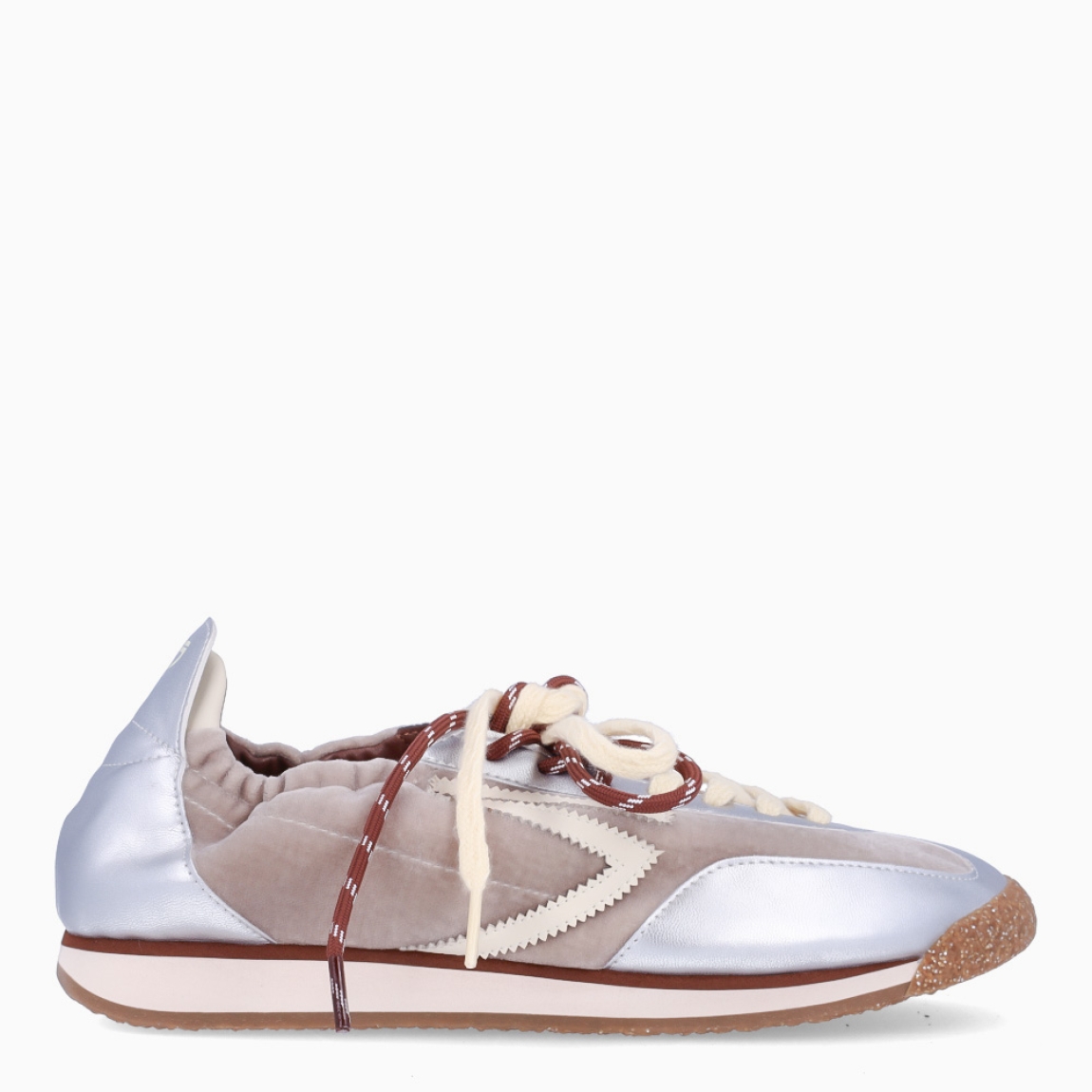 Deportivas de la marca Puraai, modelo PANTHER. Exterior elaboradas en tela color plata con detalle en gris. Interior en piel color blanco con plantilla acolchada y extraíble para máxima comodidad. Cierre con cordones en dos tonos de color, beig y burdeos a rayas. Suela de goma plana. Estas deportivas PURAAI PANTHER son un complemento ideal para marcar un estilo increíble en tus looks!