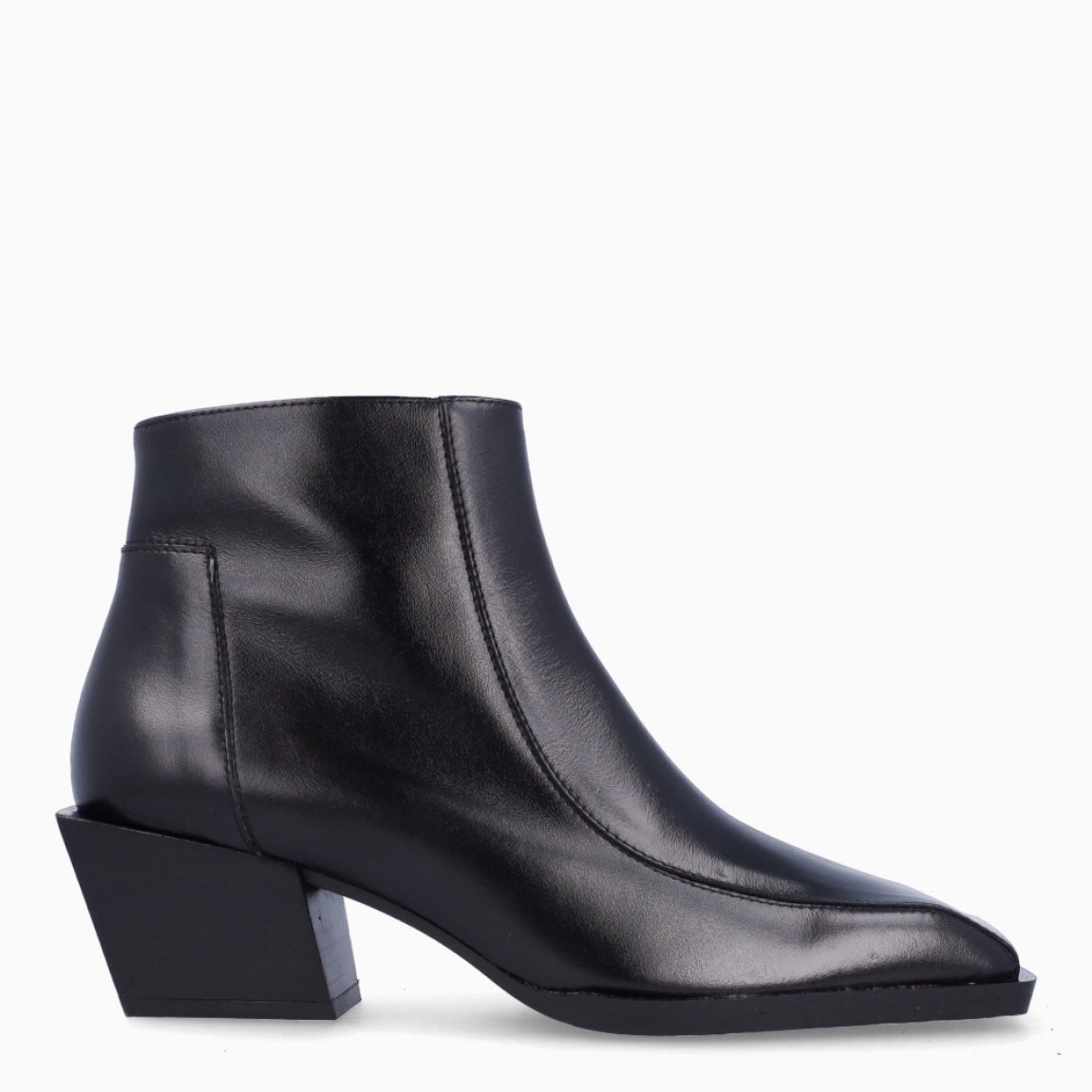 Botines de la marca Ras, modelo RIF. Exterior en piel color negro con puntera plana. Interior en piel color negro con plantilla acolchada y extraíble para máxima comodidad. Cierre con cremallera y tacón de 5cm de altura. Estos botines RAS modelo RIF ideal para esta temporada!
