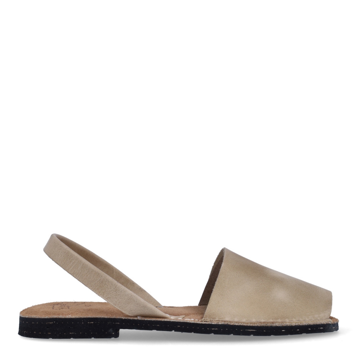 Albarca de la marca Munné, modelo MENORCA. Albarcas clásicas elaboradas en piel color beig con plantilla acolchada y suela plana. Estas albarcas Munné MENORCA son un complemento ideal para combinar tus looks de temporada y disfrutar de una comodidad máxima.
