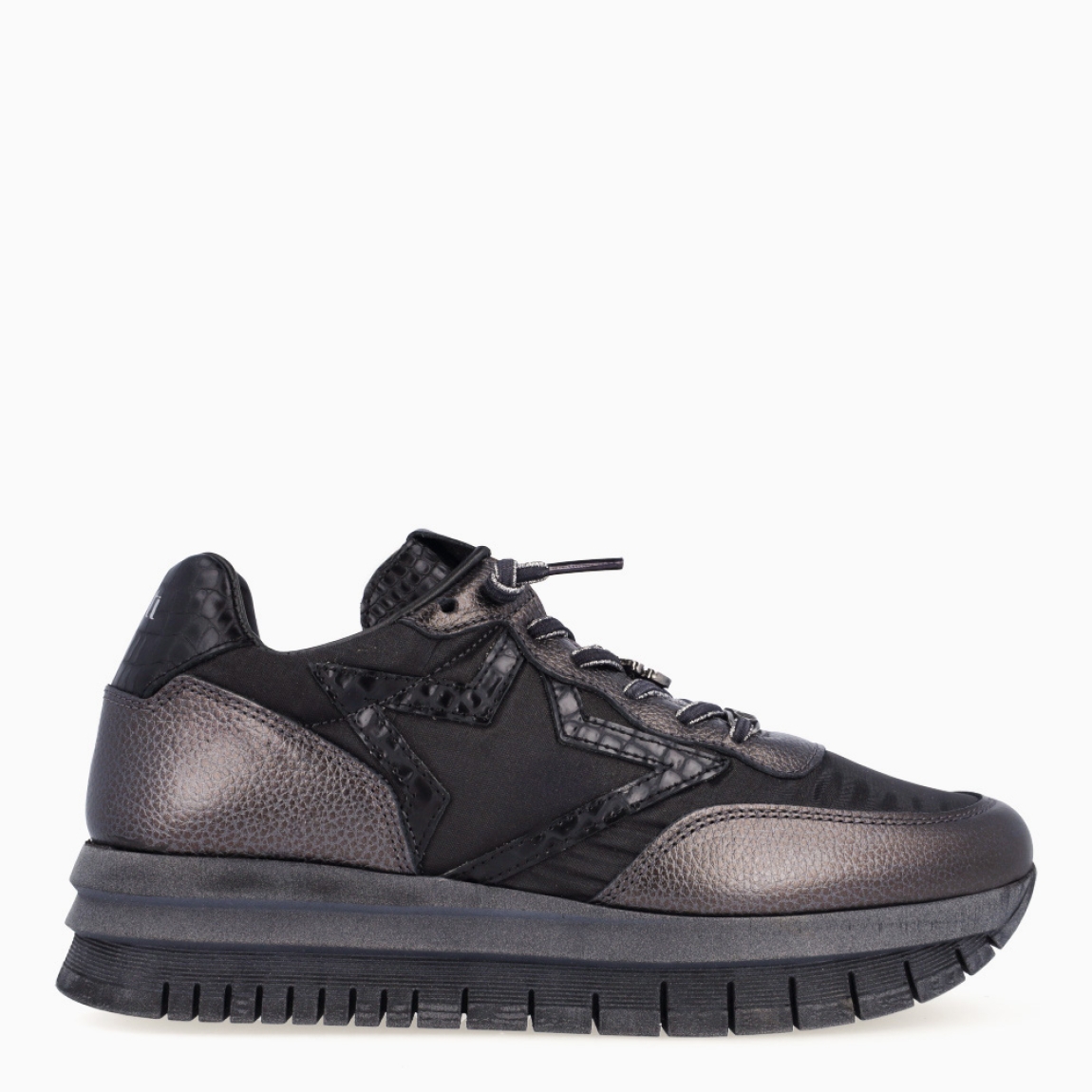 Deportivas de la marca Cetti, modelo C139. Exterior de las deportivas en naylon color negro con detalle de broche brillante en forma de oso atado a cordones. Interior de las deportivas en piel color negro. Cierre de las deportivas Tamaris con cordones elásticos. Deportivas Tamaris con cuña de 4cm de altura. Estas deportivas Tamaris C139 son unas clásicas de temporada, no te puedes faltar en el armario!