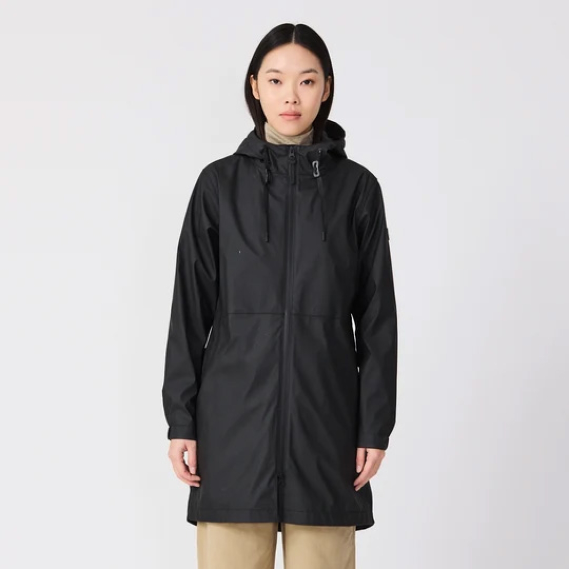 Chaqueta impermeable marca Tanta, modelo VAND. Chaqueta elaborada en poliuretano color negro que te mantiene abrigado y seco durante el otoño y el invierno. El aislamiento inteligente proviene de una fibra ligera tipo C que atrapa el calor corporal al tiempo que permite que salga la humedad. Este aislamiento sin plumas y transpirable brinda calidez y comodidad cuando la temperatura comienza a bajar. Esta chaqueta Tanta, cuenta con todas las costuras selladas para una mayor impermeabilidad. El abrigo Vand está acabado con una cremallera frontal impermeable y los bolsillos ocultos mantienen los objetos de valor seguros y crean una la silueta suave. No te puede faltar en el armario!