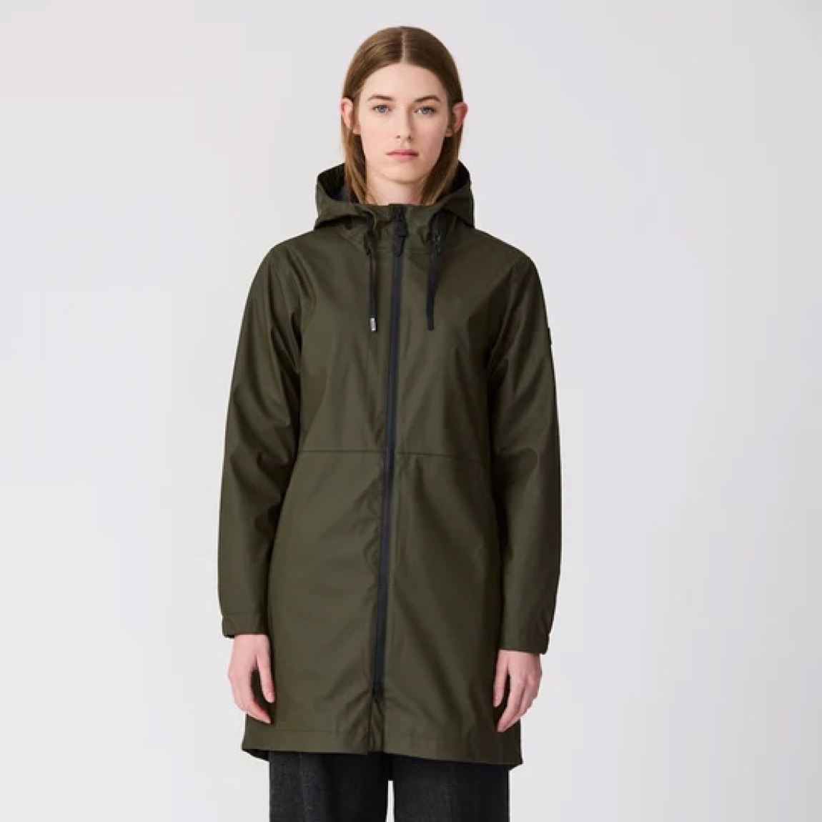 Chaqueta impermeable marca Tanta, modelo VAND. Chaqueta elaborada en poliuretano color kaki que te mantiene abrigado y seco durante el otoño y el invierno. El aislamiento inteligente proviene de una fibra ligera tipo C que atrapa el calor corporal al tiempo que permite que salga la humedad. Este aislamiento sin plumas y transpirable brinda calidez y comodidad cuando la temperatura comienza a bajar. Esta chaqueta Tanta, cuenta con todas las costuras selladas para una mayor impermeabilidad. El abrigo Vand está acabado con una cremallera frontal impermeable y los bolsillos ocultos mantienen los objetos de valor seguros y crean una la silueta suave. No te puede faltar en el armario!