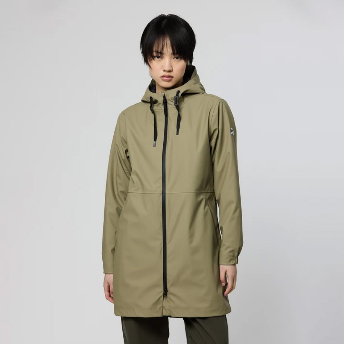 Chaqueta impermeable marca Tanta, modelo VAND. Chaqueta elaborada en poliuretano color verde que te mantiene abrigado y seco durante el otoño y el invierno. El aislamiento inteligente proviene de una fibra ligera tipo C que atrapa el calor corporal al tiempo que permite que salga la humedad. Este aislamiento sin plumas y transpirable brinda calidez y comodidad cuando la temperatura comienza a bajar. Esta chaqueta Tanta, cuenta con todas las costuras selladas para una mayor impermeabilidad. El abrigo Vand está acabado con una cremallera frontal impermeable y los bolsillos ocultos mantienen los objetos de valor seguros y crean una la silueta suave. No te puede faltar en el armario!