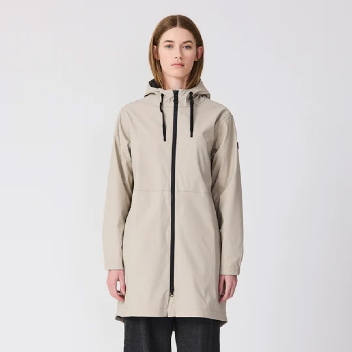 Chaqueta impermeable marca Tanta, modelo VAND. Chaqueta elaborada en poliuretano color crudo que te mantiene abrigado y seco durante el otoño y el invierno. El aislamiento inteligente proviene de una fibra ligera tipo C que atrapa el calor corporal al tiempo que permite que salga la humedad. Este aislamiento sin plumas y transpirable brinda calidez y comodidad cuando la temperatura comienza a bajar. Esta chaqueta Tanta, cuenta con todas las costuras selladas para una mayor impermeabilidad. El abrigo Vand está acabado con una cremallera frontal impermeable y los bolsillos ocultos mantienen los objetos de valor seguros y crean una la silueta suave. No te puede faltar en el armario!