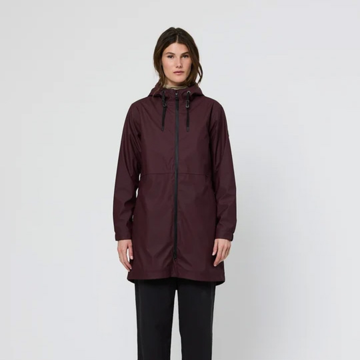 Chaqueta impermeable marca Tanta, modelo VAND. Chaqueta elaborada en poliuretano color burdeos que te mantiene abrigado y seco durante el otoño y el invierno. El aislamiento inteligente proviene de una fibra ligera tipo C que atrapa el calor corporal al tiempo que permite que salga la humedad. Este aislamiento sin plumas y transpirable brinda calidez y comodidad cuando la temperatura comienza a bajar. Esta chaqueta Tanta, cuenta con todas las costuras selladas para una mayor impermeabilidad. El abrigo Vand está acabado con una cremallera frontal impermeable y los bolsillos ocultos mantienen los objetos de valor seguros y crean una la silueta suave. No te puede faltar en el armario!