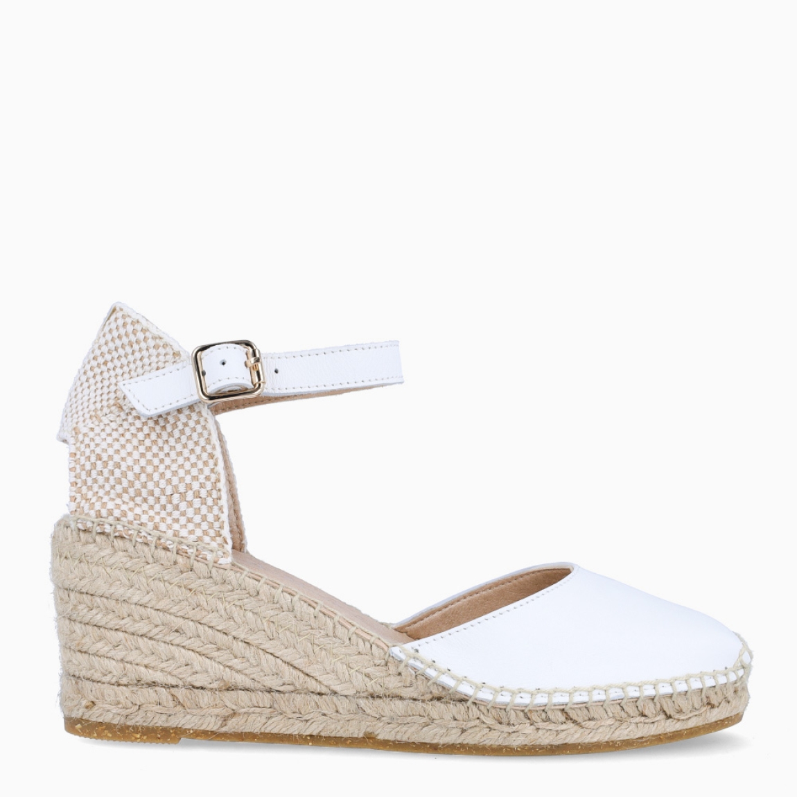 Alpargatas de la marca Alhamas, modelo MARGA CUÑA 7cm. Elaboradas en napa color blanco con punta redonda. Interior en piel color nude. Cierre de alpargatas Alhamas con hebilla en tobillo y suela con cuña de 7cm de altura. Estas alpargatas Alhamas MARGA son un complemento ideal de comodidad y estilo para tus looks de temporada!
