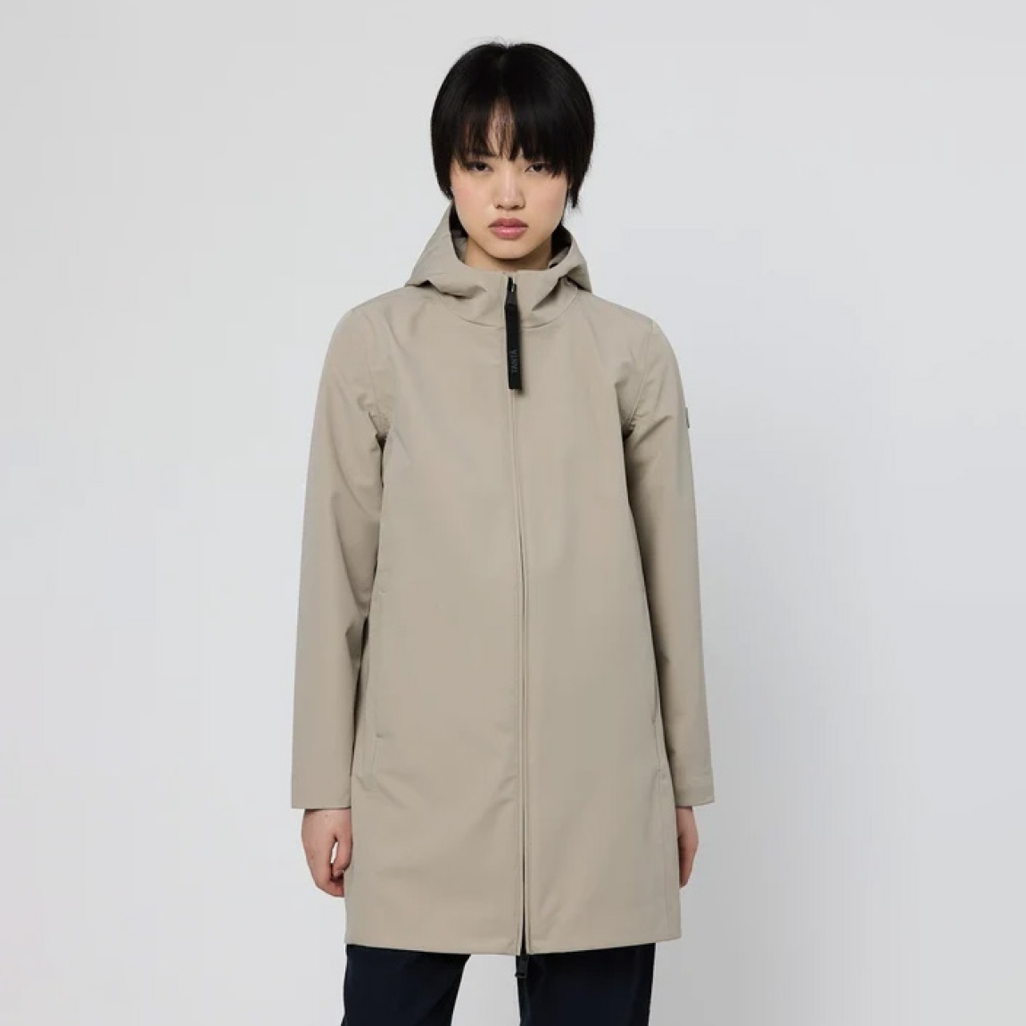 Chaqueta contemporánea de la marca Tanta, modelo NAVY. Chaqueta de largo medio muslo para el entretiempo, que combina líneas limpias y una estética minimalista con un confort excepcional. Confeccionada en tejido Bonded Softshell color beig, que une un exterior Softshell totalmente impermeable con un suave interior de terciopelo, proporciona calidez, libertad de movimiento y protección en una única construcción. Chaqueta Tanta NAVY, no puede faltar en tu armario!