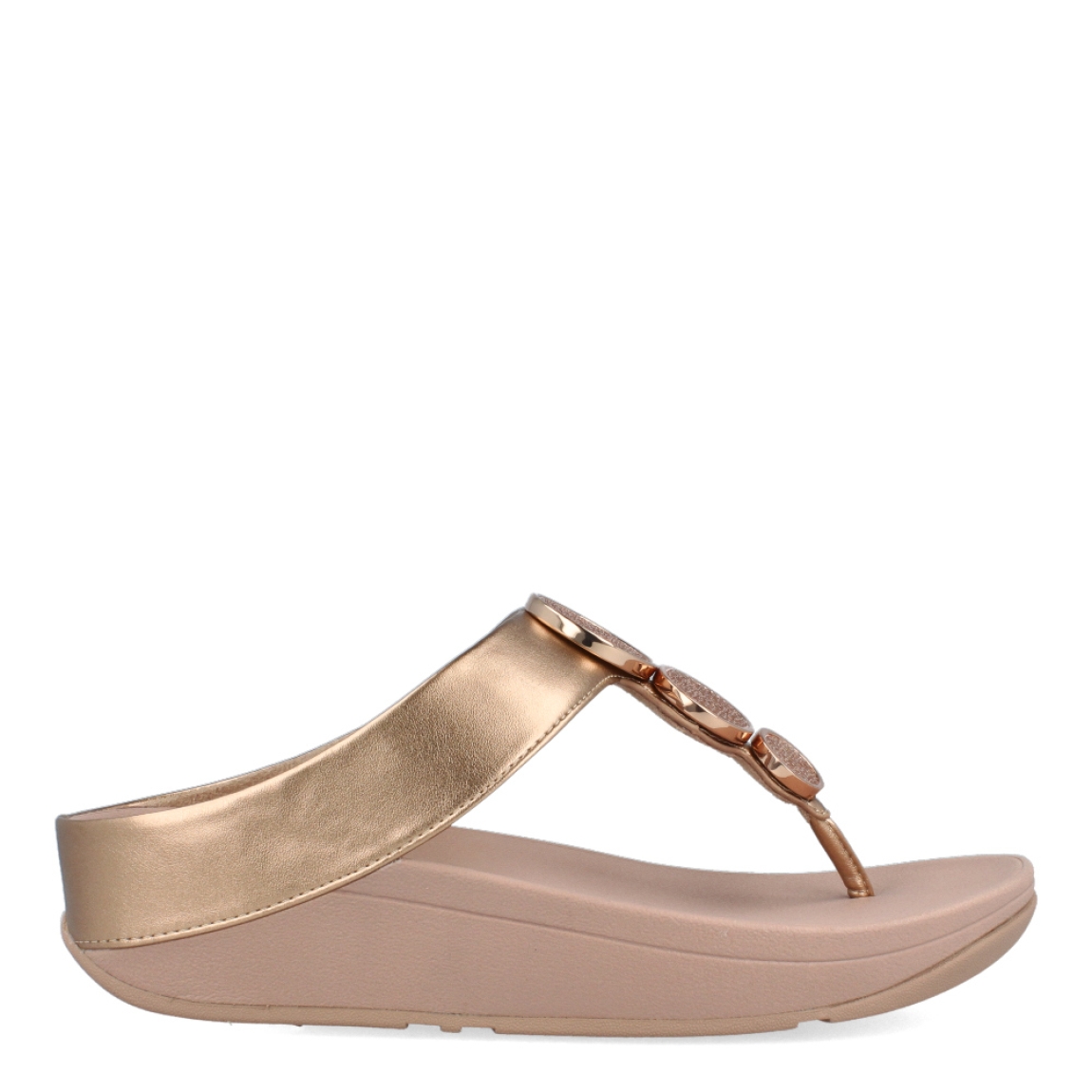 Esclavas de la marca Fitflop, modelo HALO. Esclavas elaboradas en piel color nude con detalle de círculos dorados brillantes en la pala. Esclava Fitflop con cuña de 4cm de altura. Estas esclavas Fitflop HALO son un complemento básico para esta temporada, disfrutarás de una comodidad excepcional en tu día a día.