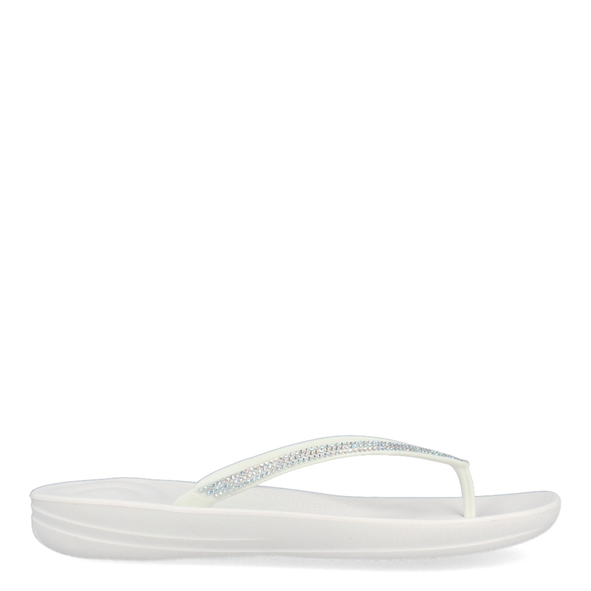 Esclavas de la marca Fitflop, modeo IQUSHIO. Esclavas elaboradas en neopreno color blanco con detalle en brillantes y suela plana. Estas esclavas Fitflop IQUSHIO son unas clásicas para esta temporada, podrás combinarlas con todos tus looks veraniegos y gozar de una comodidad máxima.