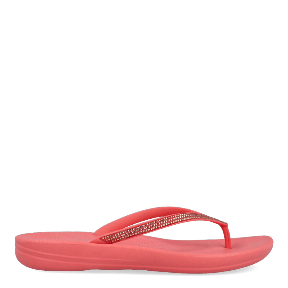 Esclavas de la marca Fitflop, modelo IQUSHIO. Esclavas elaboradas en neorpreno color coral con detalle en brillantes y suela plana. Estas esclavas Fitflop IQUSHIO son unas clásicas para esta temporada, podrás combinarlas con todos tus looks veraniegos y gozar de una comodidad máxima.