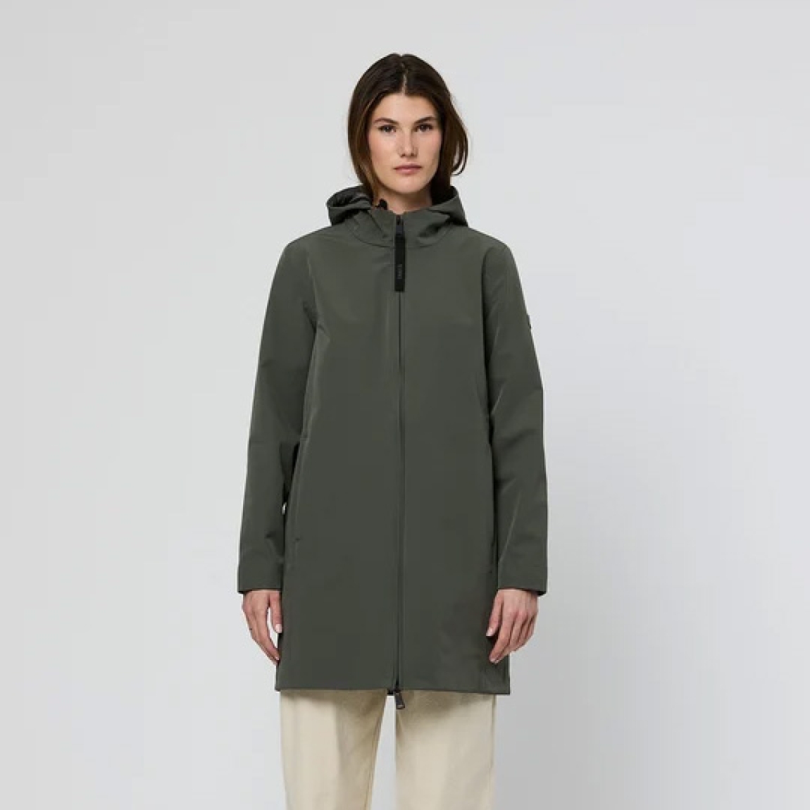 Chaqueta contemporánea de la marca Tanta, modelo NAVY. Chaqueta de largo medio muslo para el entretiempo, que combina líneas limpias y una estética minimalista con un confort excepcional. Confeccionada en tejido Bonded Softshell color gris, que une un exterior Softshell totalmente impermeable con un suave interior de terciopelo, proporciona calidez, libertad de movimiento y protección en una única construcción. Chaqueta Tanta NAVY, no puede faltar en tu armario!