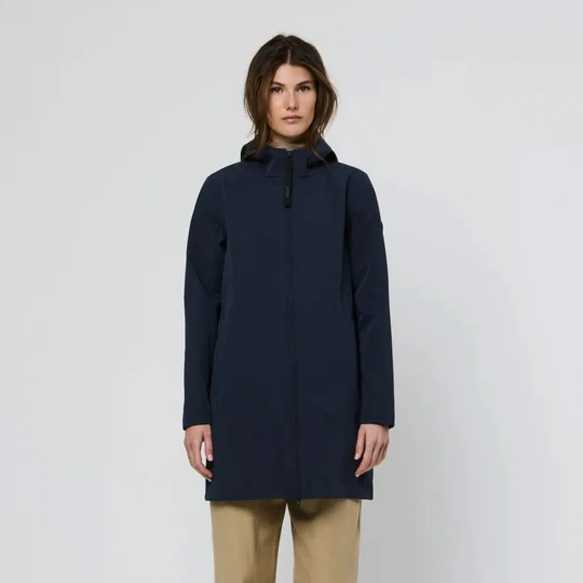 Chaqueta contemporánea de la marca Tanta, modelo NAVY. Chaqueta de largo medio muslo para el entretiempo, que combina líneas limpias y una estética minimalista con un confort excepcional. Confeccionada en tejido Bonded Softshell color azul oscuro, que une un exterior Softshell totalmente impermeable con un suave interior de terciopelo, proporciona calidez, libertad de movimiento y protección en una única construcción. Chaqueta Tanta NAVY, no puede faltar en tu armario!