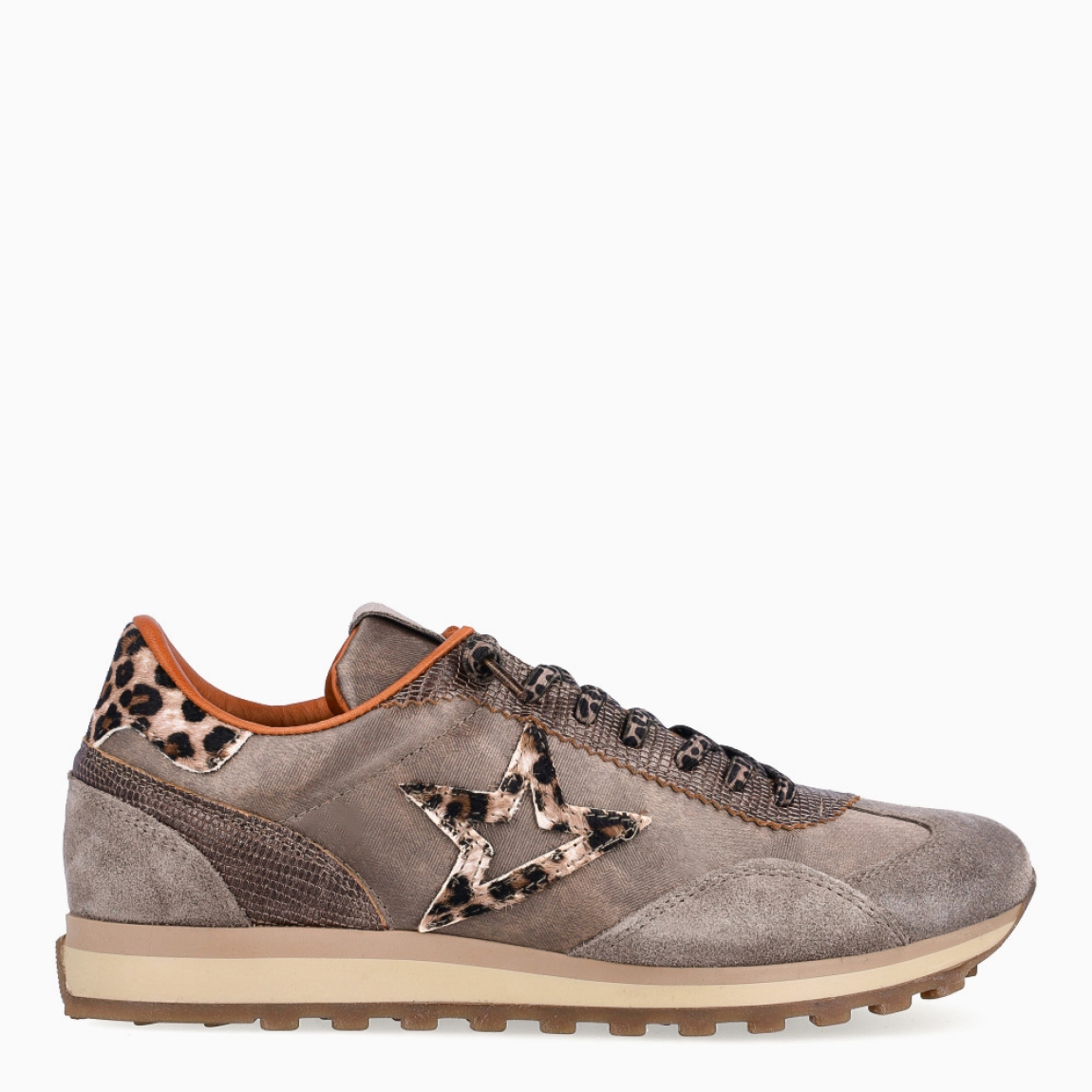 Deportiva de la marca Cetti, modelo C-1259. Exterior de la deportiva en ante color taupe con detalle del logo y talón en animal print de leopardo. Interior en textil color cuero. Cierre de las deportivas con cordones elásticos. Suela dentada de goma y plantilla acolchada. Deportivas de la marca Cetti, modelo C-1259, muy cómodas y perfectas para el día a día, con todos los colores tendencia de la temporada.