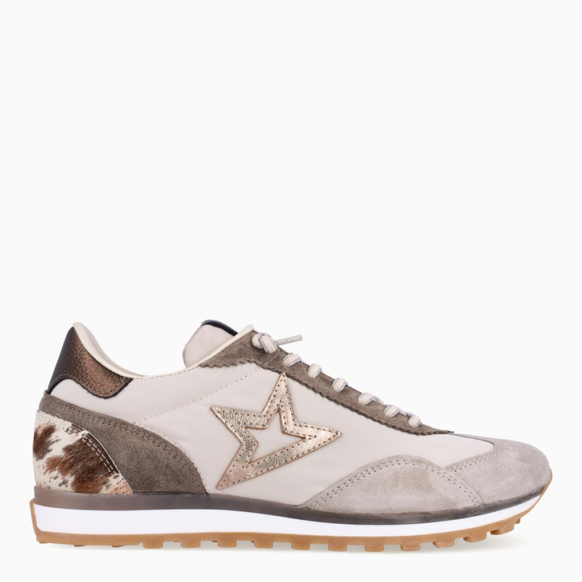 Deportiva de la marca Cetti, modelo C-1259. Exterior de la deportiva en ante color gris con detalle del logo brillante y talón en animal print de vaca. Interior en textil color blanco. Cierre de las deportivas con cordones elásticos. Suela dentada de goma y plantilla acolchada. Deportivas de la marca Cetti, modelo C-1259, muy cómodas y perfectas para el día a día, con todos los colores tendencia de la temporada.