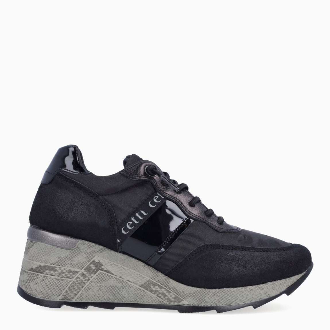 Deportivas de la marca Cetti, modelo C-1145. Exterior de las deportivas de naylon color negro. Interior de las deportivas en piel color negro. Cierre de las deportivas con cordones elásticos. Plantilla de piel acolchada para garantizar la máxima comodidad. Suela de 6cm de altura, incluyendo 2cm de plataforma. La deportiva Cetti C-1145 te brindará una comodidad absoluta en tu día a día!
