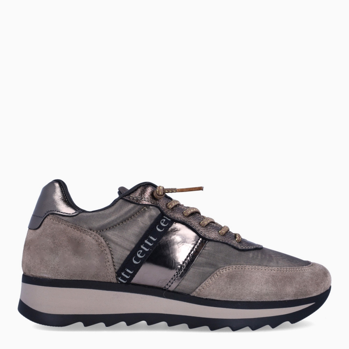 Deportivas de la marca Cetti, modelo 849. Exterior de las deportivas en naylon color bronce con efecto brillante. Interior de las deportivas en piel color negro. Cierre de las deportivas Cetti con cordones elásticos brillantes. Deportivas con cuña de 3cm de altura. Estas deportivas Cetti 849 son unas clásicas, con estilo y comodidad que no pueden faltar en tu armario.