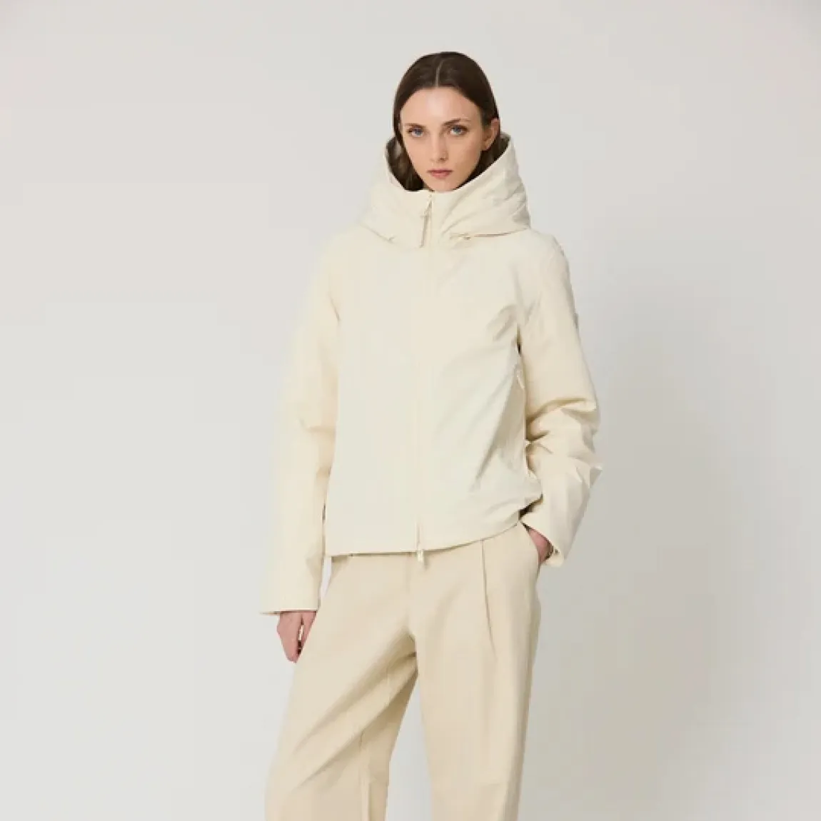 Chaqueta corta de la marca TANTA, modelo GRAUPEL. Chaqueta que combina un exterior Softshell color crudo, totalmente impermeable con un forro de suave pelo sintético tipo rabbit, creando una chaqueta corta con una estética refinada y menos deportiva. Chaqueta Tanta cálida, cómoda y versátil, es una prenda perfecta para la ciudad durante los meses más fríos. Chaqueta TANTA GRAUPEL, ideal para ti!