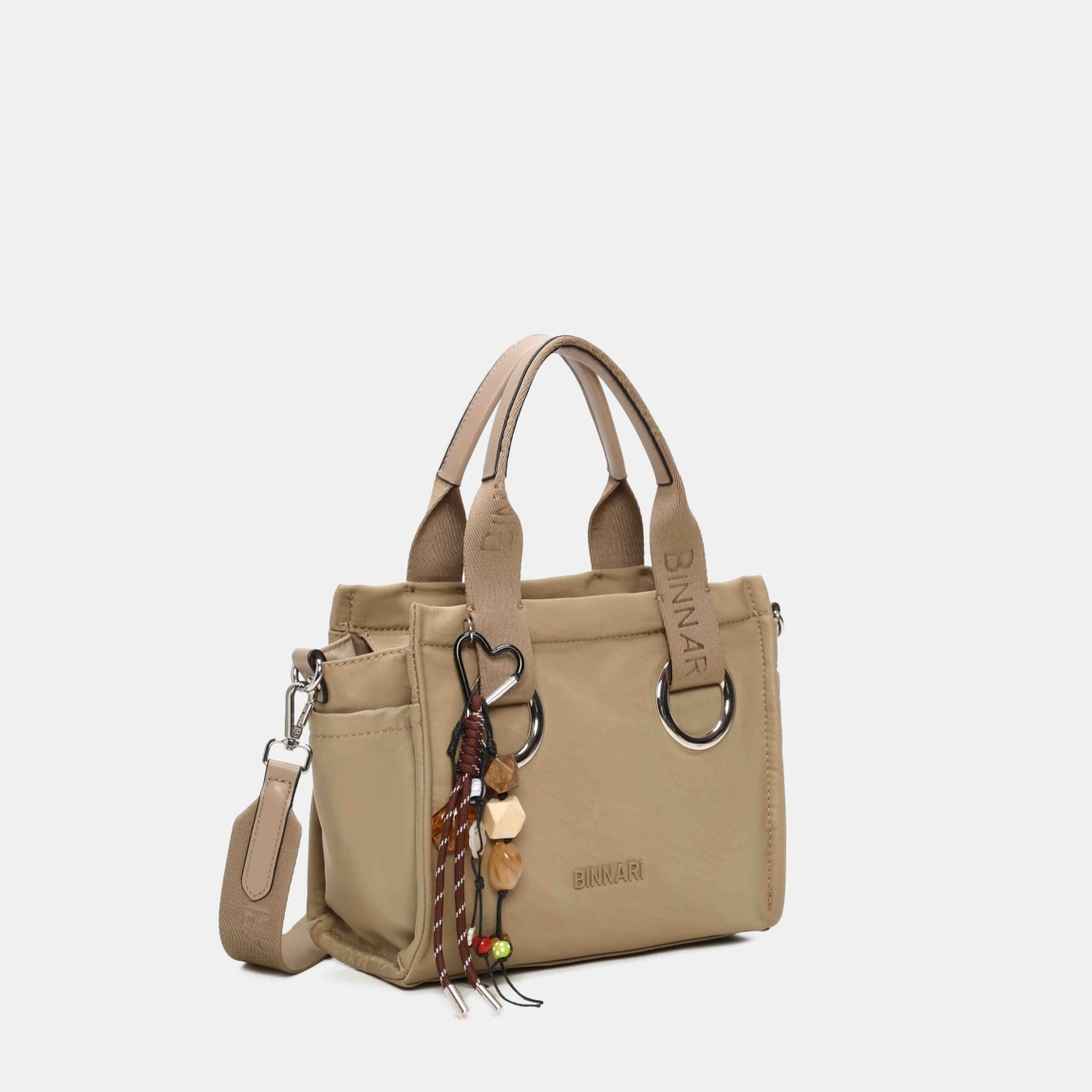 Bolso bandolera de la marca Binnari, modelo EXIT. Está confeccionado en nylon resistente de color verde, con asas anchas decoradas con el nombre de la marca y un detalle decorativo extraíble que aporta personalidad. Este bolso Binnari XARA se ha convertido en todo un best seller gracias a su ligereza y funcionalidad. Su formato es amplio y estructurado, con un bolsillo frontal muy práctico para tener lo esencial a mano. Un modelo Binnari EXIT cómodo, moderno y perfecto para el día a día. Medidas: alto 22cm y ancho 28cm.