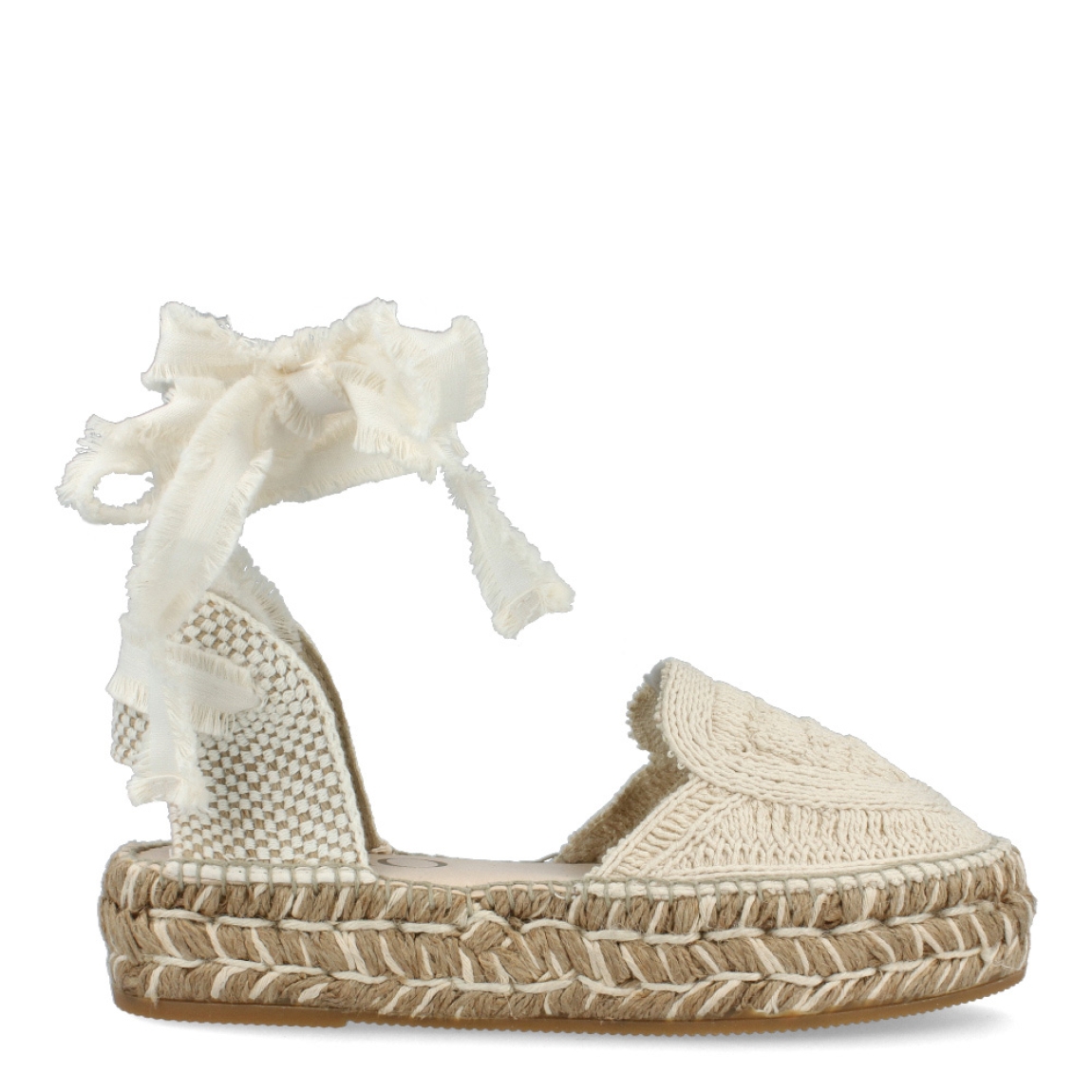 Alpargatas de la marca Gaimo, modelo DUNE. Exterior de las sandalias en textil trenzado color beig e interior en piel color beig. Modelo con cintas de tela anudadas al tobillo. Alpargatas con plataforma de 3cm de altura. Estas alpargatas Gaimo DUNE son un complemento de temporada, cómo e ideal para elevar y dar un toque de estilo a tus looks de temporada.