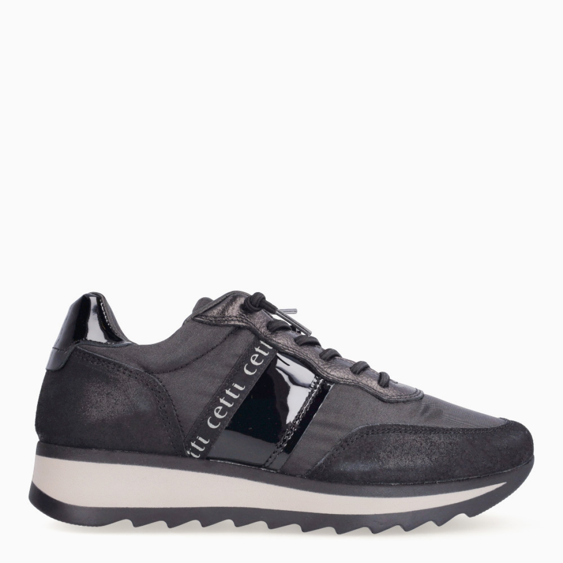 Deportivas de la marca Cetti, modelo C-849. Exterior de las deportivas en naylon color negro con efecto brillante. Interior de las deportivas en piel color negro. Cierre de las deportivas Cetti con cordones elásticos. Deportivas con cuña de 3cm de altura. Estas deportivas Cetti C-849 son unas clásicas, con estilo y comodidad que no pueden faltar en tu armario.