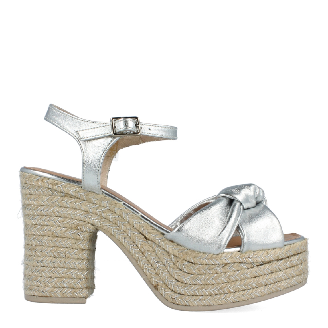 Sandalias de la marca Gaimo, modelo COQUE. Exterior de las sandalias en piel color plata con detalle de nudo en la pala. Interior de las sandalias en piel color nude. Cierre de las sandalias Gaimo con hebilla en el tobillo. Sandalias con tacón de 9cm de altura. Estas sandalias Gaimo COQUE son una tendencia de temporada, con las que te sentirás cómoda y con estilo en tu día a día.