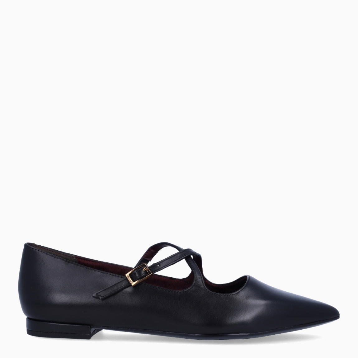 Zapatos estilo merceditas planas de la marca Tamaris, modelo POINTY. Confeccionadas en suave piel negra de primera calidad, destacan por su estilizada puntera fina y su diseño de tiras cruzadas sobre el empeine, que aporta un toque elegante y muy femenino. Cuentan con un cierre de hebilla metálica ajustable en tono dorado y una plantilla acolchada de alta comodidad que garantiza una pisada suave. Su piso plano de goma flexible con tacón de 1 cm asegura un agarre óptimo y confort durante todo el día. Ideales para looks de oficina, combinadas con pantalones de vestir, vestidos fluidos o tejanos anchos. ¡El básico perfecto para tus estilismos diarios y profesionales!