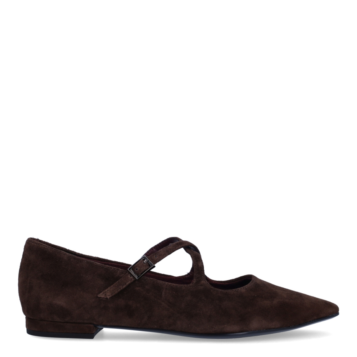 Zapatos estilo merceditas planas de la marca Tamaris, modelo POINTY. Confeccionadas en suave piel de ante en un cálido tono marrón chocolate, destacan por su estilizada puntera fina y su diseño de tiras cruzadas sobre el empeine. Cuentan con cierre de hebilla metálica ajustable y una plantilla acolchada de muy alta comodidad que amortigua cada paso. Su suela de goma flexible con tacón plano de 1 cm garantiza un agarre seguro y máximo confort durante todo el día. Ideales para looks de oficina, combinadas con pantalones de vestir, vestidos fluidos o tejanos anchos. ¡El básico perfecto para tus estilismos diarios y profesionales!