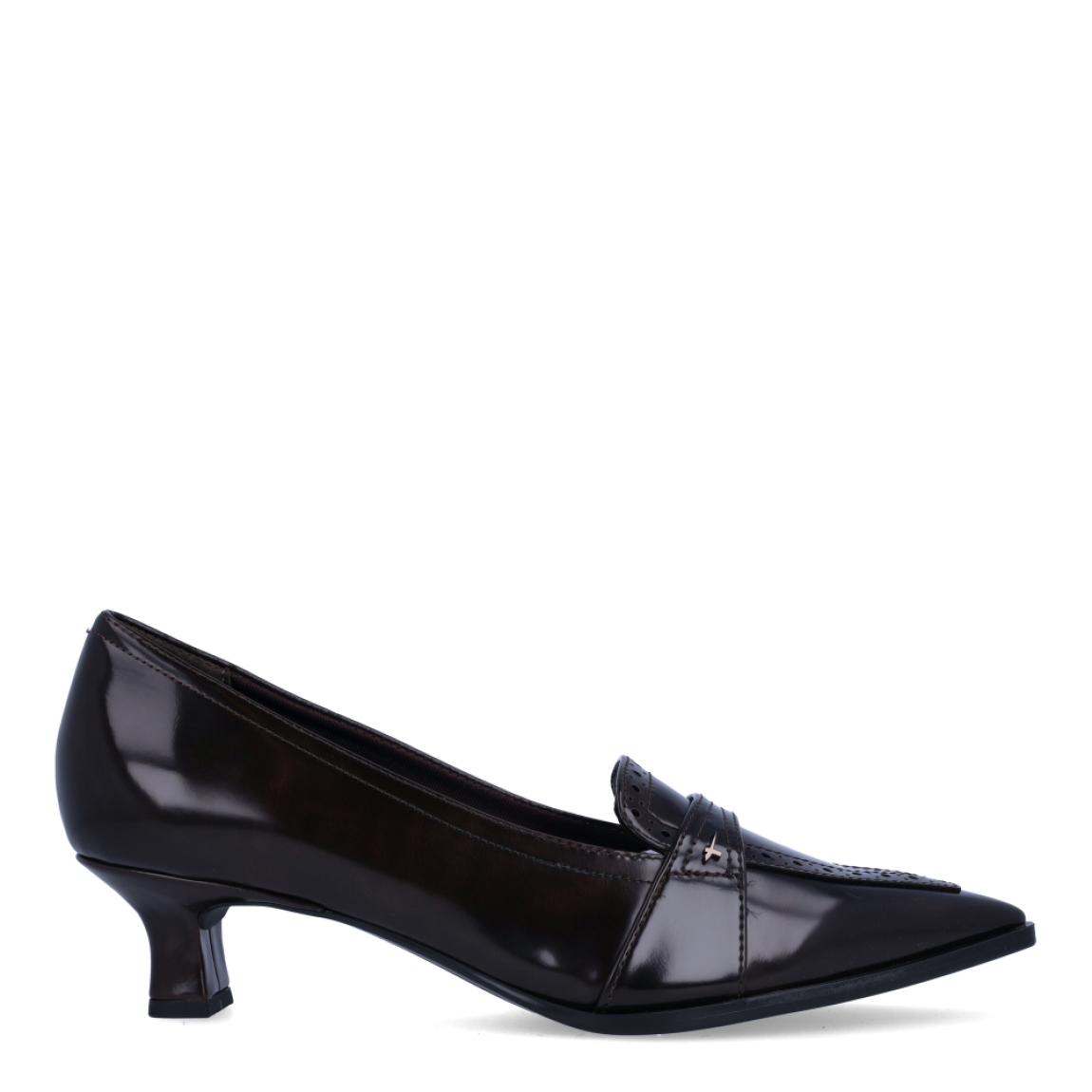 Zapatos de salón de la marca Tamaris, modelo MADISON. Confeccionados en piel con acabado de charol brillante marrón oscuro, destacan por su elegante puntera fina y detalles troquelados de inspiración clásica.Incorporan una plantilla interior acolchada de alto confort, un favorecedor tacón kitten heel de 4 cm muy estable y una suela de goma flexible. Aportan un contraste impecable con tejanos anchos y blazer estructurada, faldas de punto o vestidos de corte recto para tus estilismos diarios y de trabajo. ¡Puro estilo y comodidad para pisar fuerte todo el día!