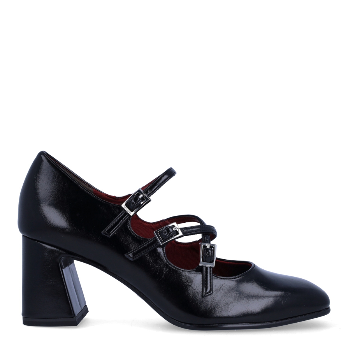 Zapatos estilo merceditas de tacón de la marca Tamaris, modelo CHARLOTTE. Confeccionadas en suave piel negra de primera calidad, destacan por su diseño retro de triple tira sobre el empeine y puntera ligeramente cuadrada. Incorporan tres hebillas metálicas ajustables para una sujeción a medida, plantilla interior acolchada de alto confort y un tacón ancho y geométrico de 6 cm con piso de goma flexible, que garantiza una pisada firme y estable. Ideales para combinar con minifaldas de tablas, vestidos evasé o tejanos anchos con blazer para un estilismo parisino impecable. ¡Elegancia y tendencia sin renunciar a la comodidad!