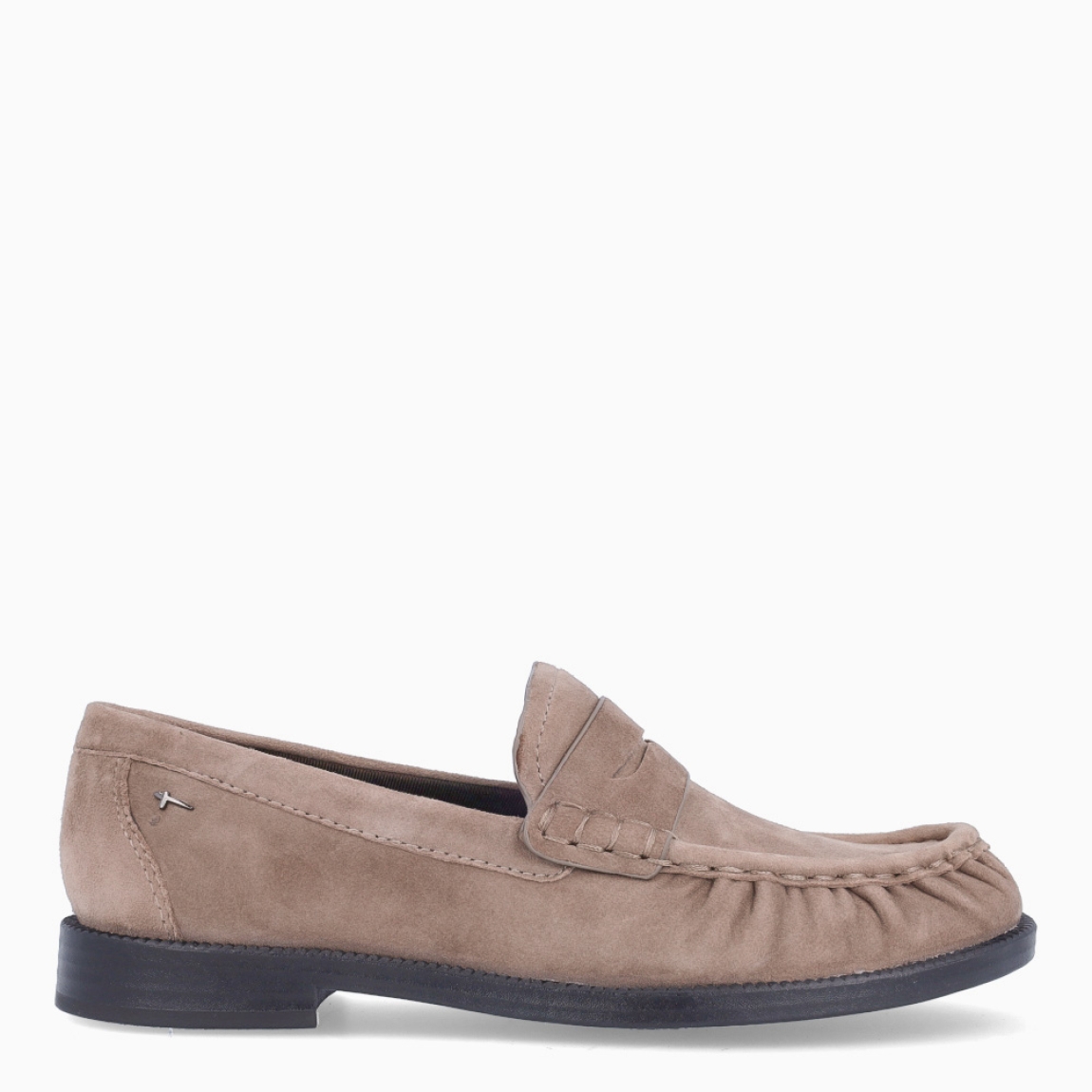 Los mocasines Tamaris, modelo MADELEI. son el equilibrio perfecto entre elegancia, comodidad y versatilidad. Confeccionados en ante color taupe, destacan por su diseño clásico y atemporal, realzado con una puntera de acabado corrugado que aporta un toque distintivo.Su suela plana y la puntera redonda ofrecen una pisada estable y confortable para el día a día. Los detalles de la clásica tira, el sutil fruncido y las costuras inspiradas en el mocasín tradicional aportan un aire moderno y sofisticado, convirtiéndolos en un imprescindible para cualquier ocasión.Además, incorporan la tecnología TOUCH-IT de Tamaris MADELEI, una plantilla con amortiguación que se adapta al pie y proporciona una comodidad excepcional durante toda la jornada.Un básico imprescindible de fondo de armario que combina fácilmente con cualquier look, desde el más casual hasta el más elegante.