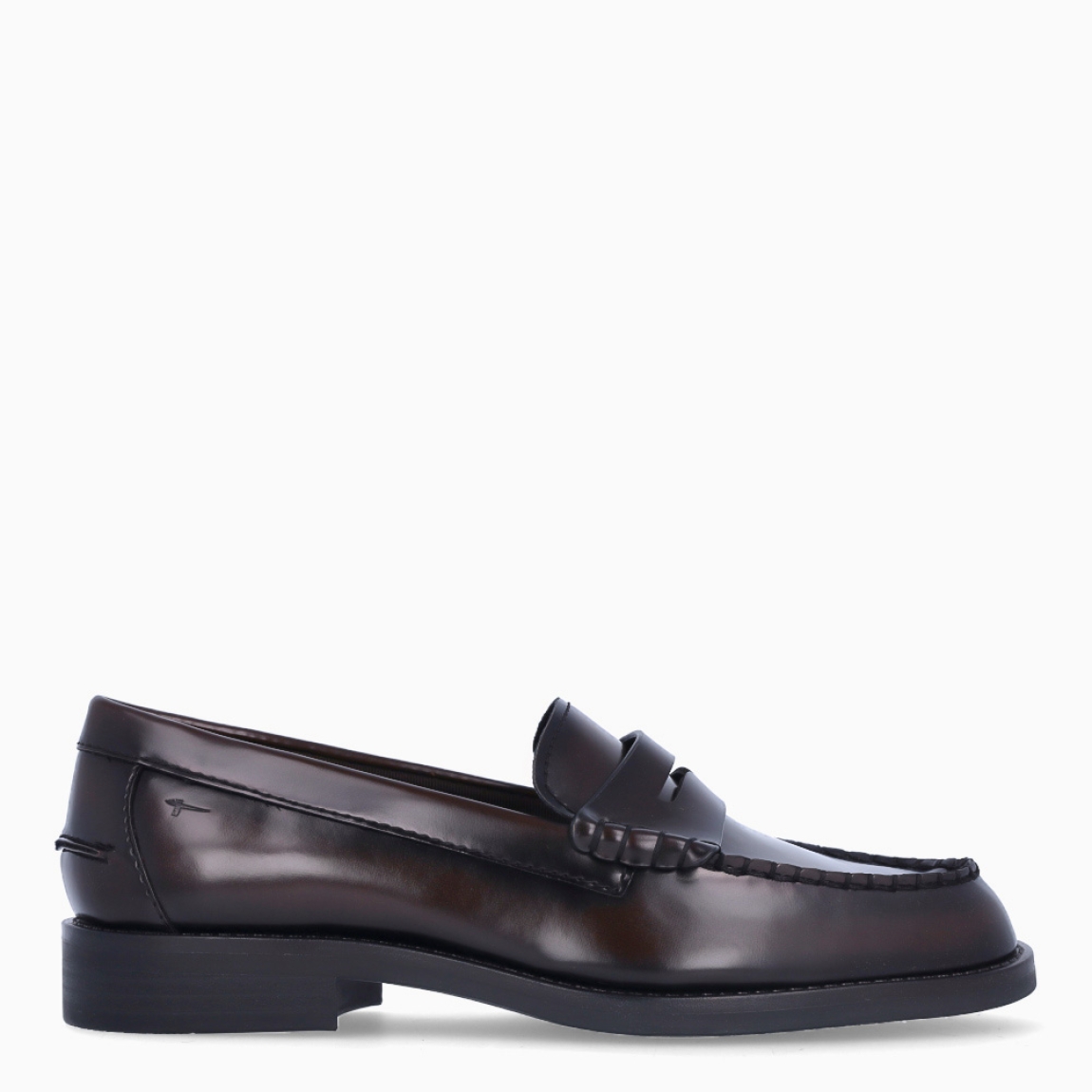 Mocasines clásicos de la marca Tamaris, modelo MITRE. Exterior en piel color marrón oscuro. Interior en piel color negro con plantilla acolchada y extraíble para máxima comodidad. Suela de goma con una cuña de 2cm de altura. Estos mocasines Tamaris MITRE son unos clásicos, ideales en tu día a día!