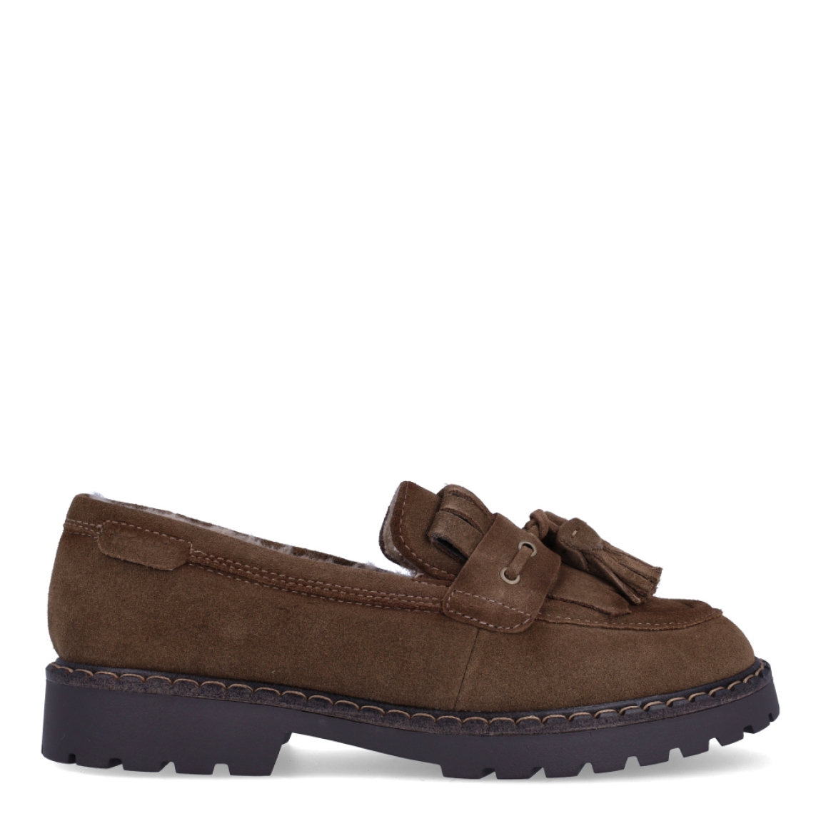 Zapatos estilo mocasín de la marca Tamaris, modelo TUNDRA. Confeccionados en suave piel de ante en tono camel, destacan por su detalle de antifaz con flecos, borlas a tono y un cálido forro interior efecto pelo ideal para el invierno. Su horma suave y flexible se adapta a la perfección a todo tipo de pie. Incorporan plantilla acolchada de alto confort y una suela track de goma dentada con cerco pespunteado que aporta aislamiento y máxima estabilidad. Ideales para combinar con tejanos anchos, pantalones de vestir o vestidos fluidos para un toque de plena tendencia. ¡El básico perfecto para ir abrigada, cómoda y con mucho estilo!