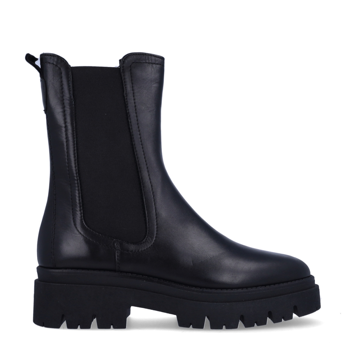 Botines chelsea de caña media de la marca Tamaris, modelo TRACK. Confeccionados en piel lisa negra de alta calidad, presentan una silueta limpia con anchos elásticos laterales y tirador trasero para calzarse con total facilidad. Incorporan plantilla interior acolchada de alto confort y una suela track con cuña de 5 cm que aísla eficazmente del frío, sumando altura con gran estabilidad. Quedan espectaculares con tejanos anchos, pantalones de vestir o contrastando con vestidos midi fluidos y cazadoras de cuero. ¡El básico contemporáneo definitivo para un estilo impecable y cómodo todos los días!